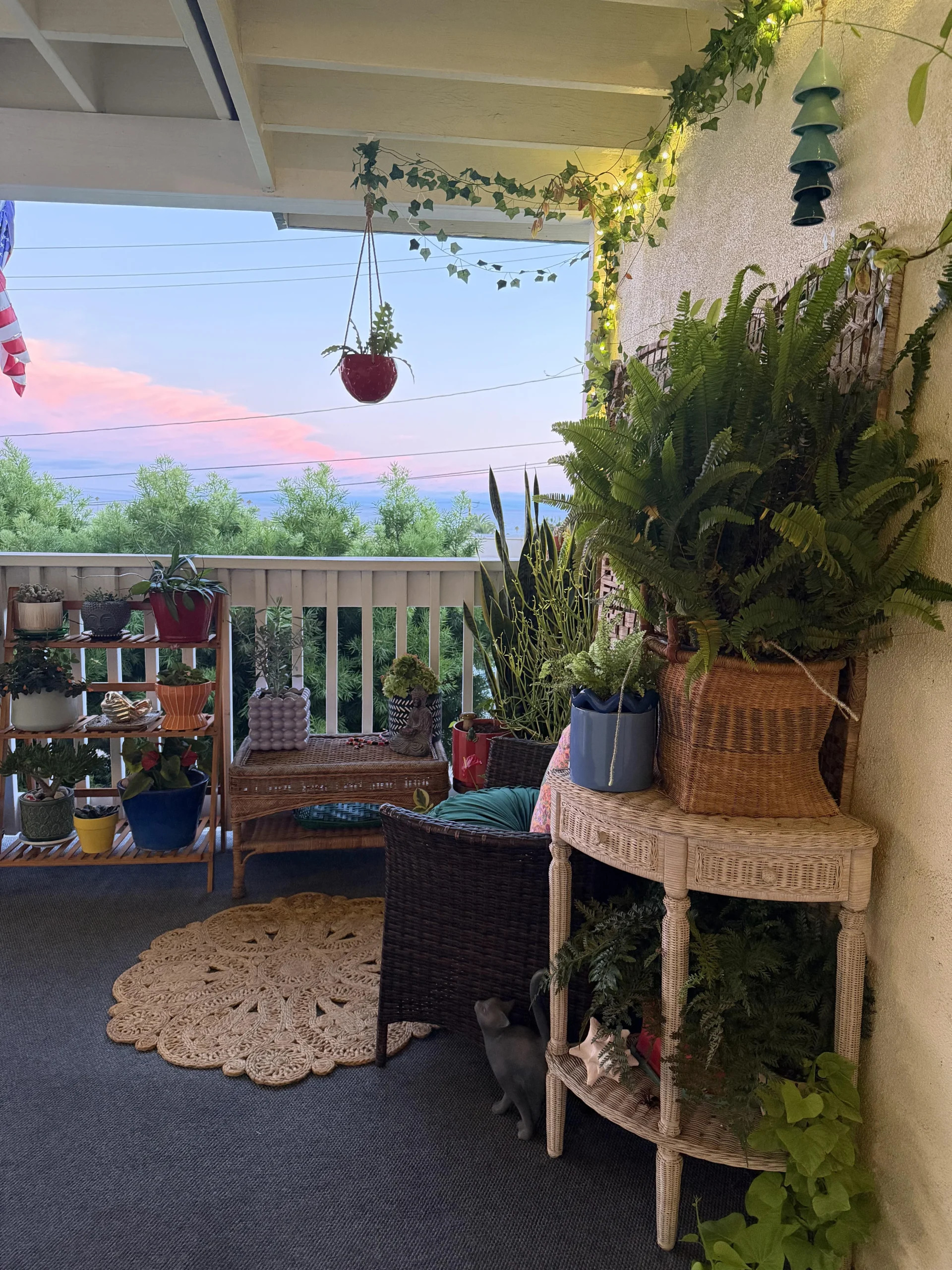Arredare intorno alla finestra e alla vista: il balcone dove il tramonto diventa il quadro di casa