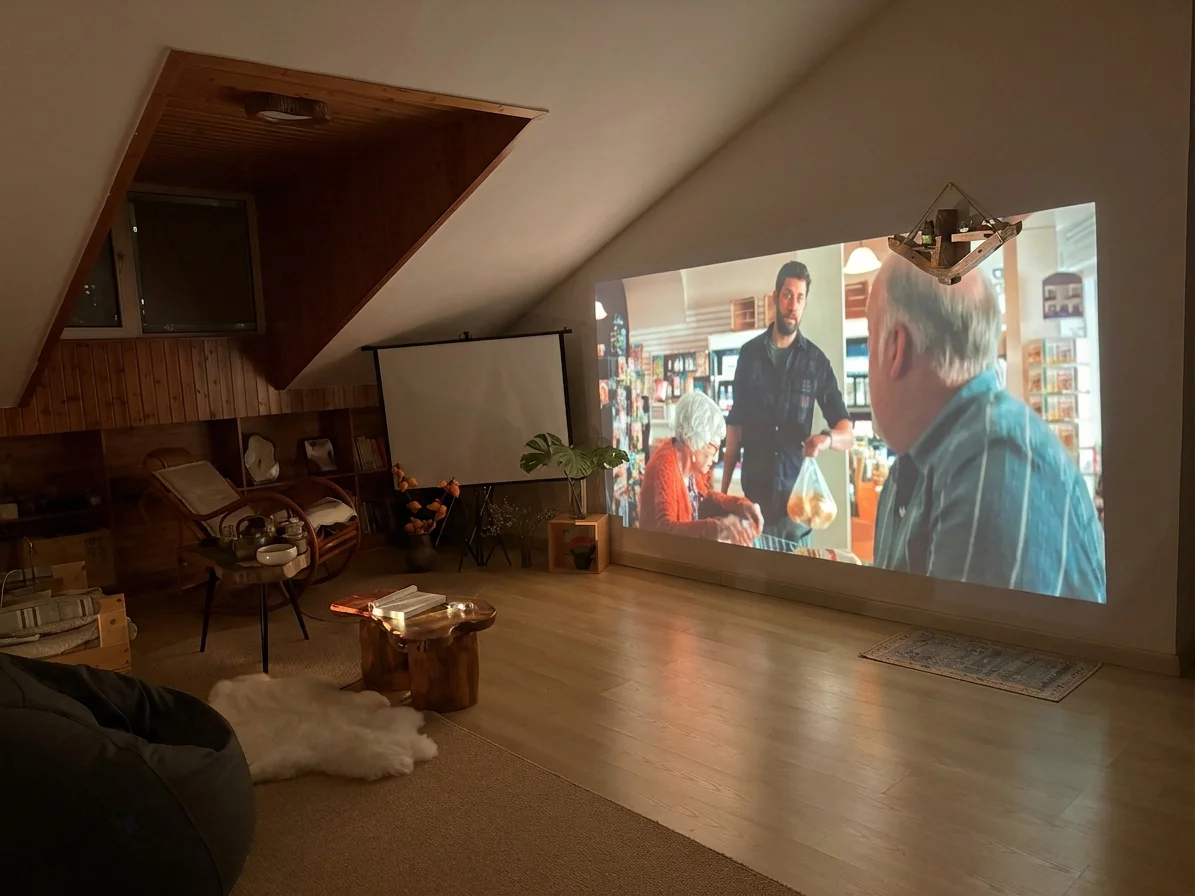 Arredare una mansarda per fasce di altezza: il sottotetto-cinema che sfrutta ogni centimetro