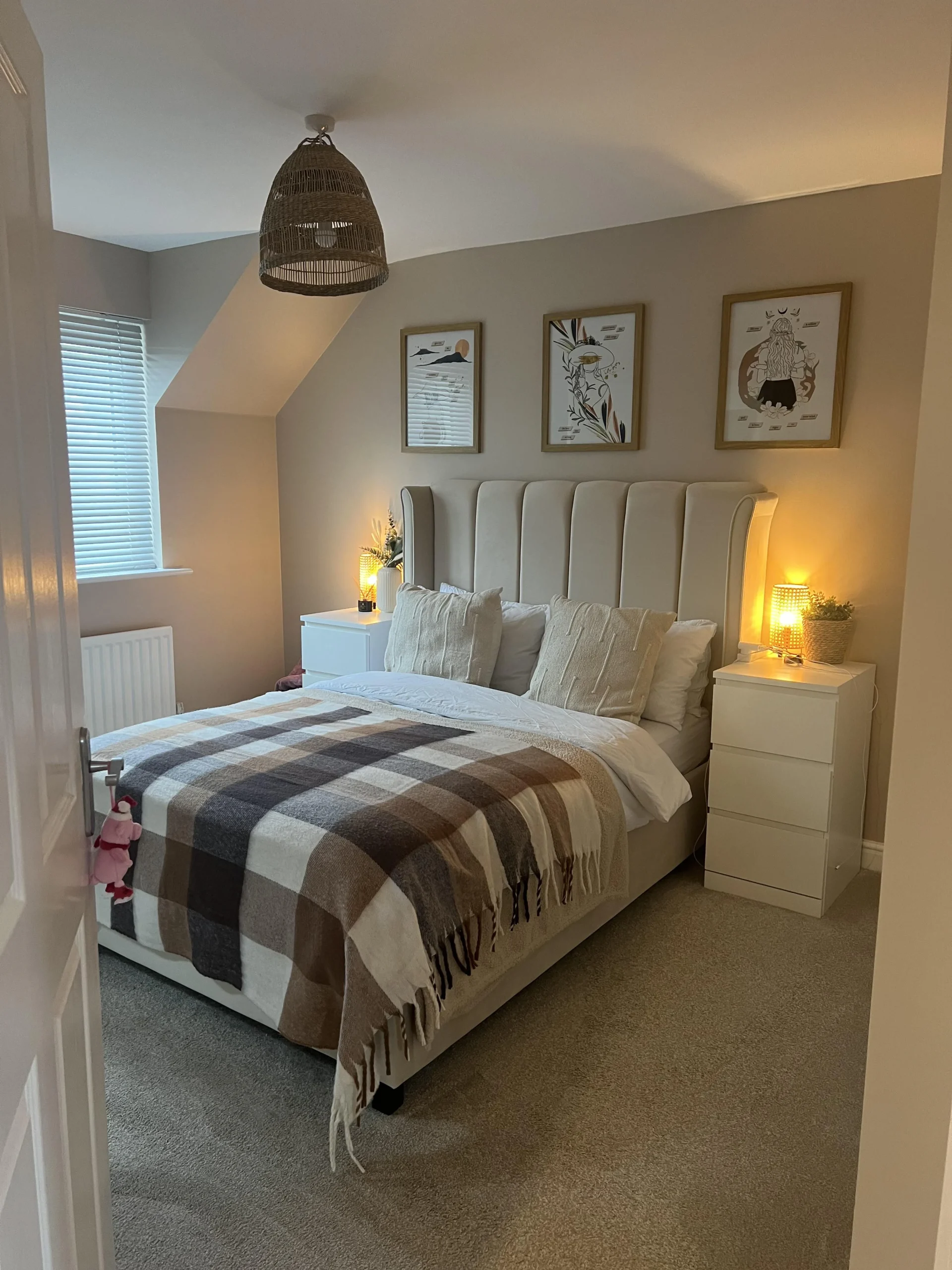 Camera da letto accogliente: le mosse di una stanza beige che resta calda senza appesantirsi