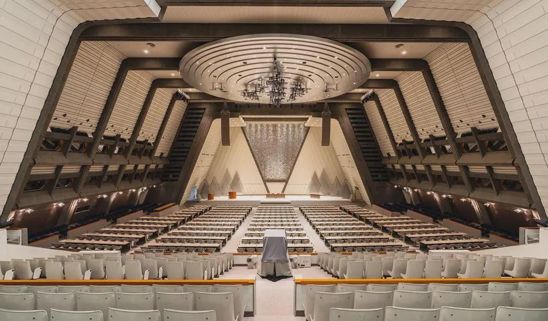 Centro Congressi Internazionale di Kyoto: la sala di cemento senza angoli retti che battezzò un trattato