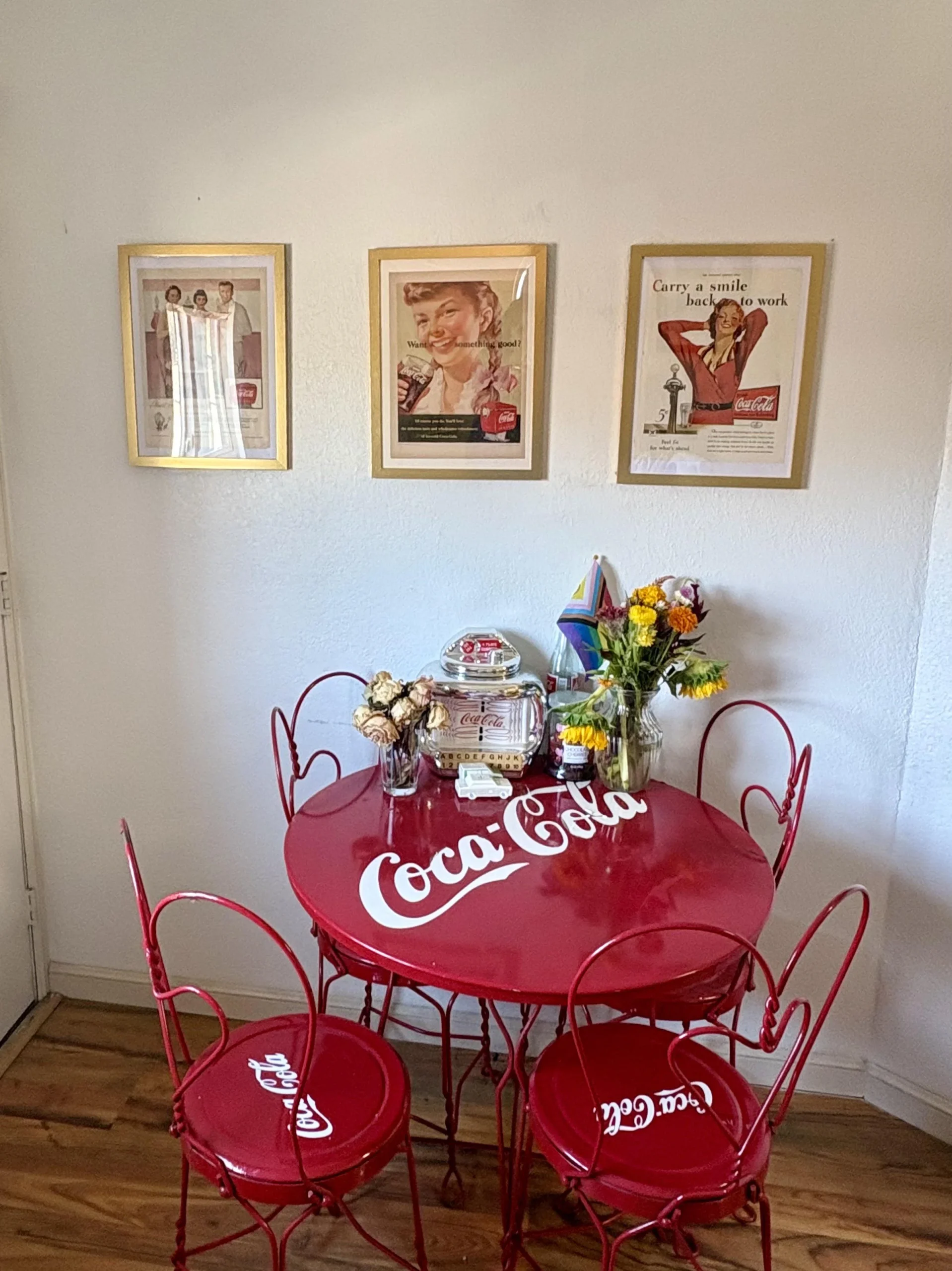 Come esporre una collezione in casa: l'angolo vintage rosso e crema che diventa il centro della stanza