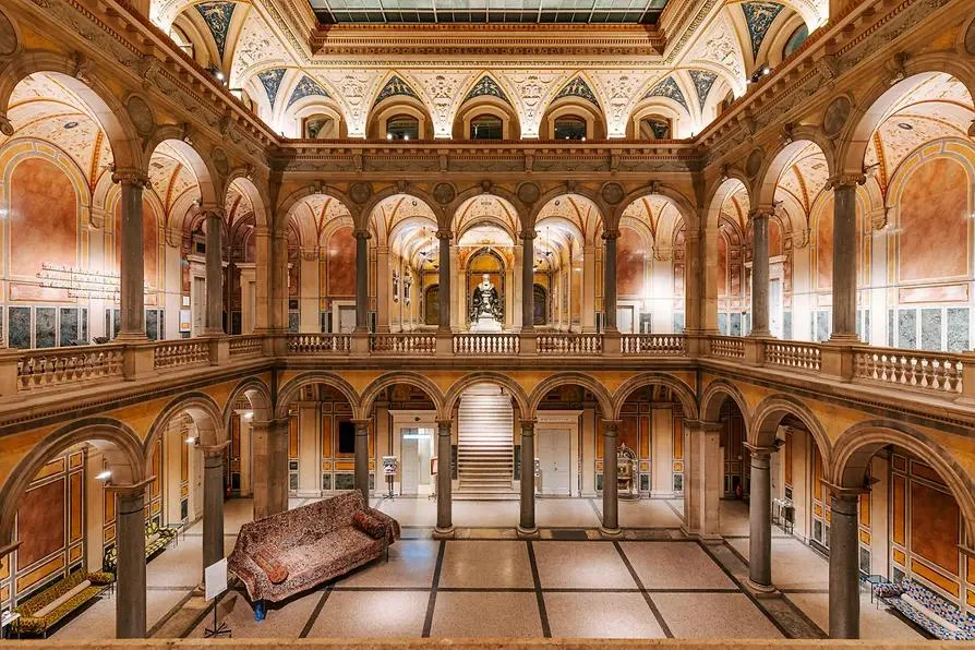 MAK di Vienna: il palazzo fiorentino in mattoni che nasconde un cortile di vetro