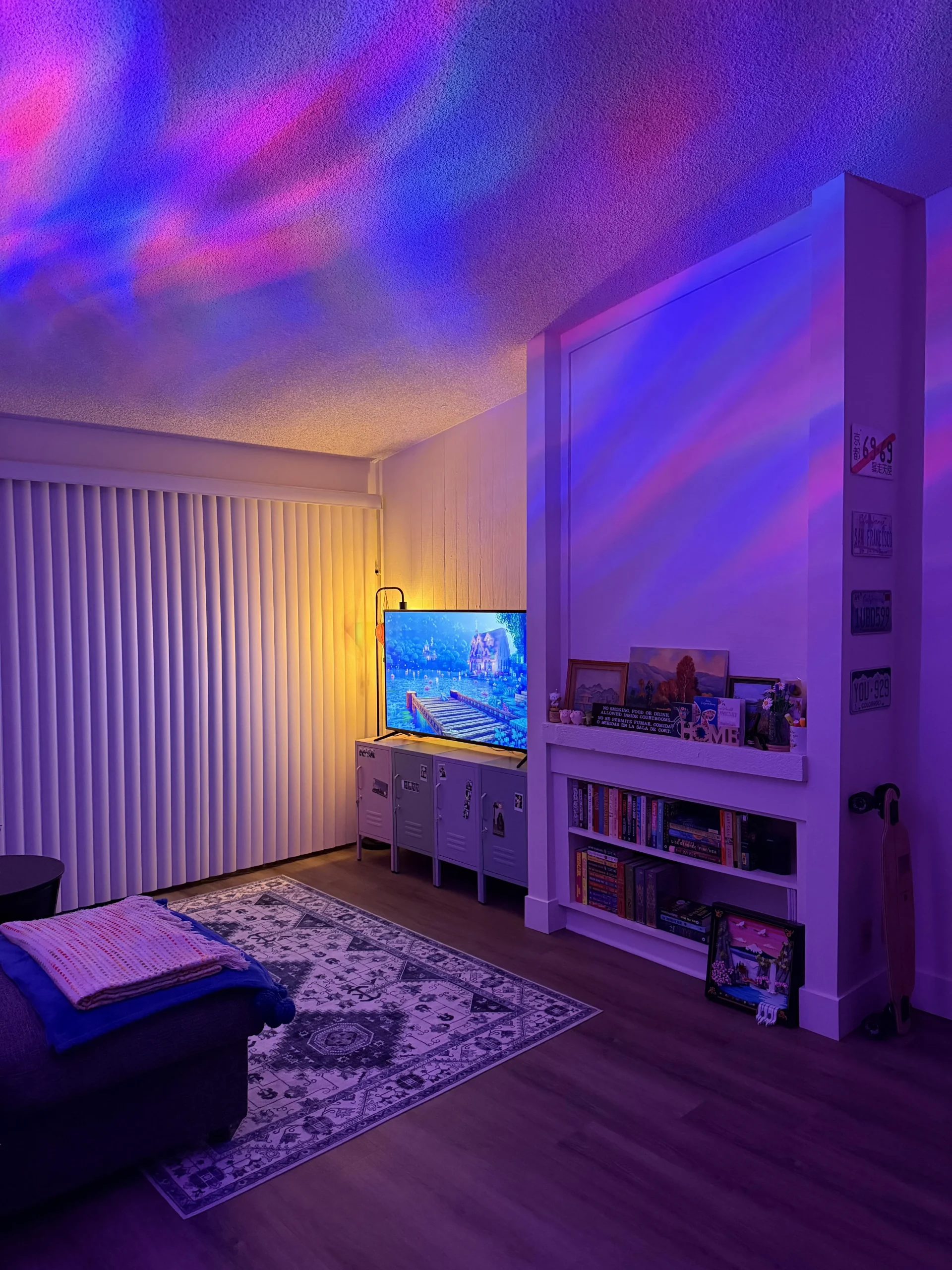 Mobile TV alternativo: armadietti metallici in fila e luce colorata sul soffitto in un soggiorno vero