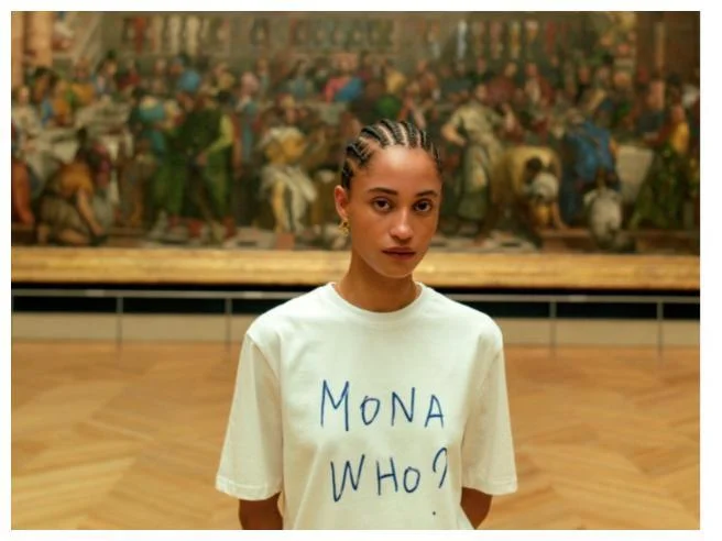 Mona Who Louvre merchandising: perché due parole scritte a mano battono la Gioconda stampata