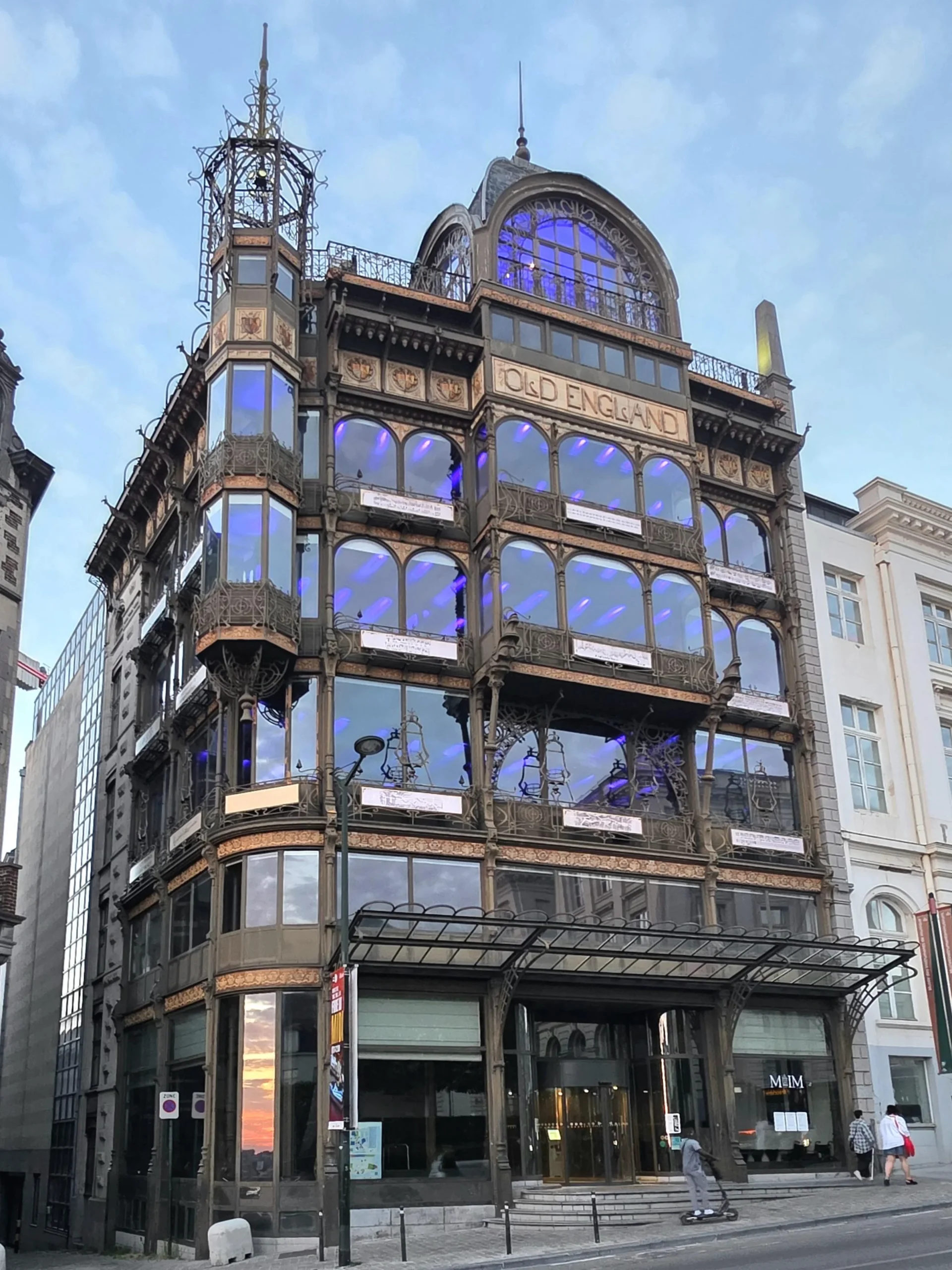 Old England a Bruxelles: la gabbia di ferro e vetro che oggi custodisce ottomila strumenti musicali