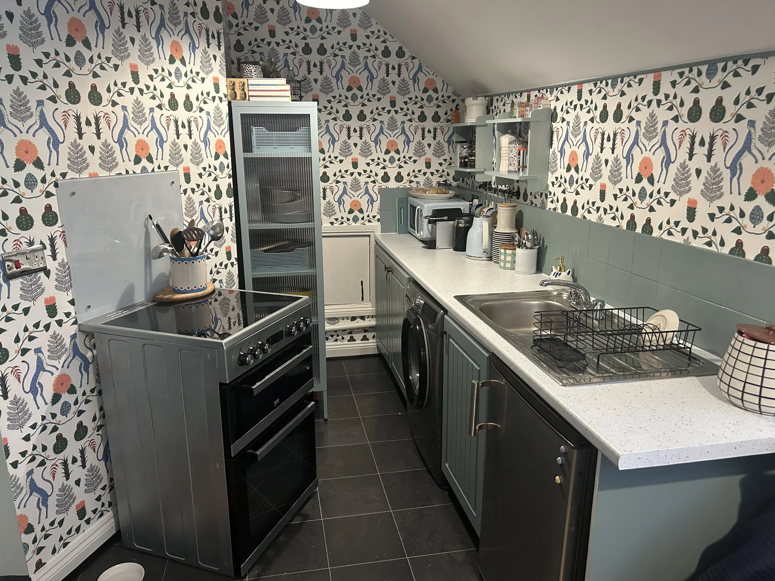 Rinnovare una cucina piccola senza ristrutturare: piano libero, colore delle ante e fascia verticale