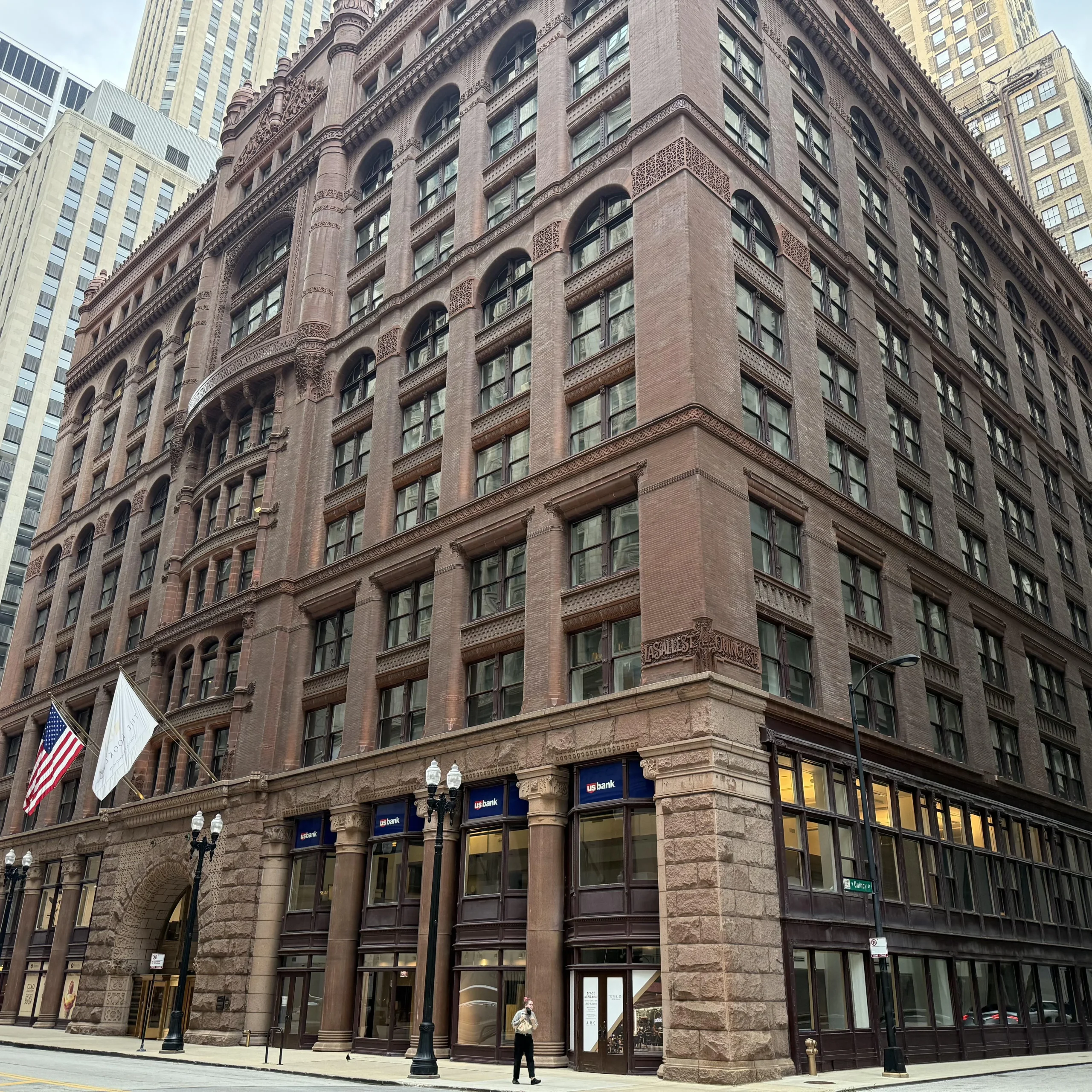 Rookery Building di Chicago: il grattacielo che porta scolpito un insulto (e la corte riscritta da Wright)