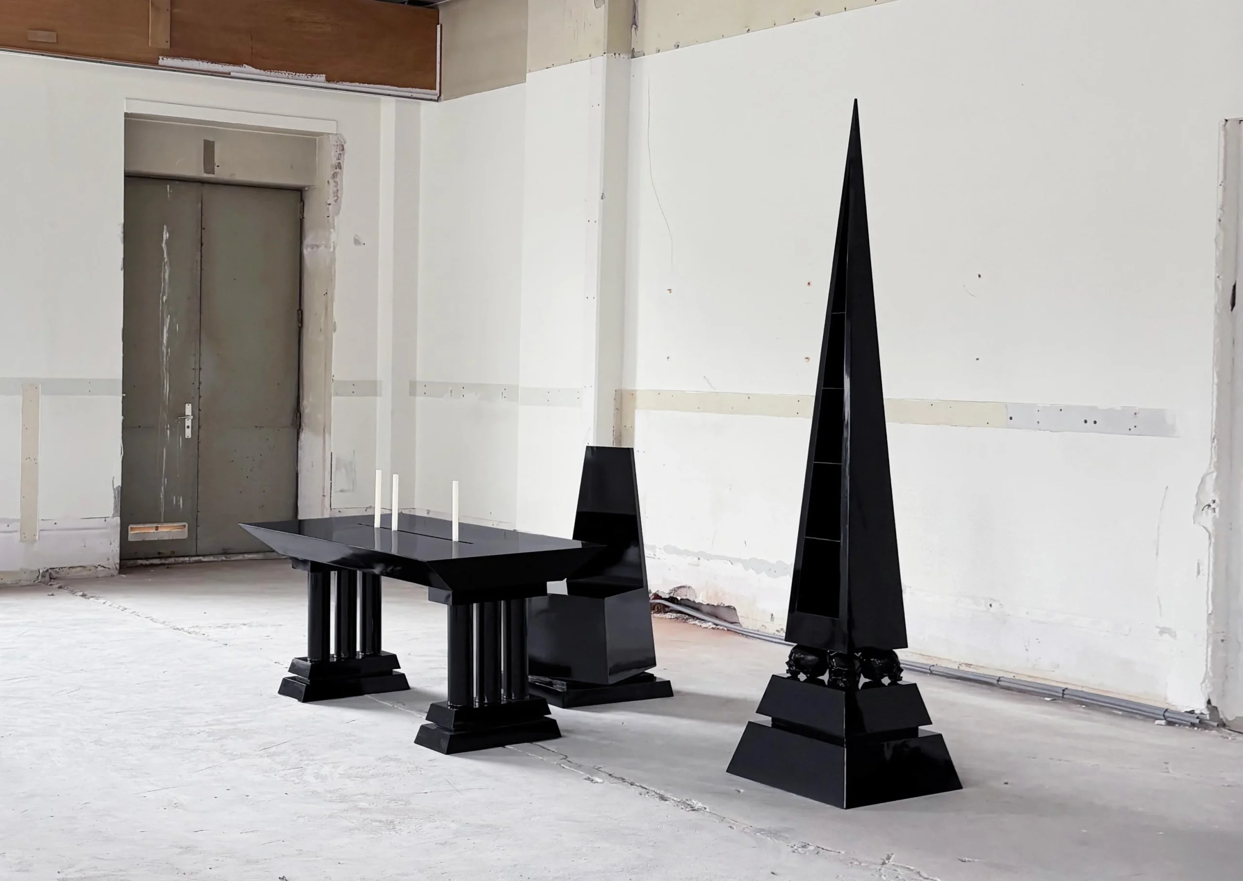 Architettura funeraria neoclassica nel design d’arredo: perché questi mobili neri ti obbligano al silenzio
