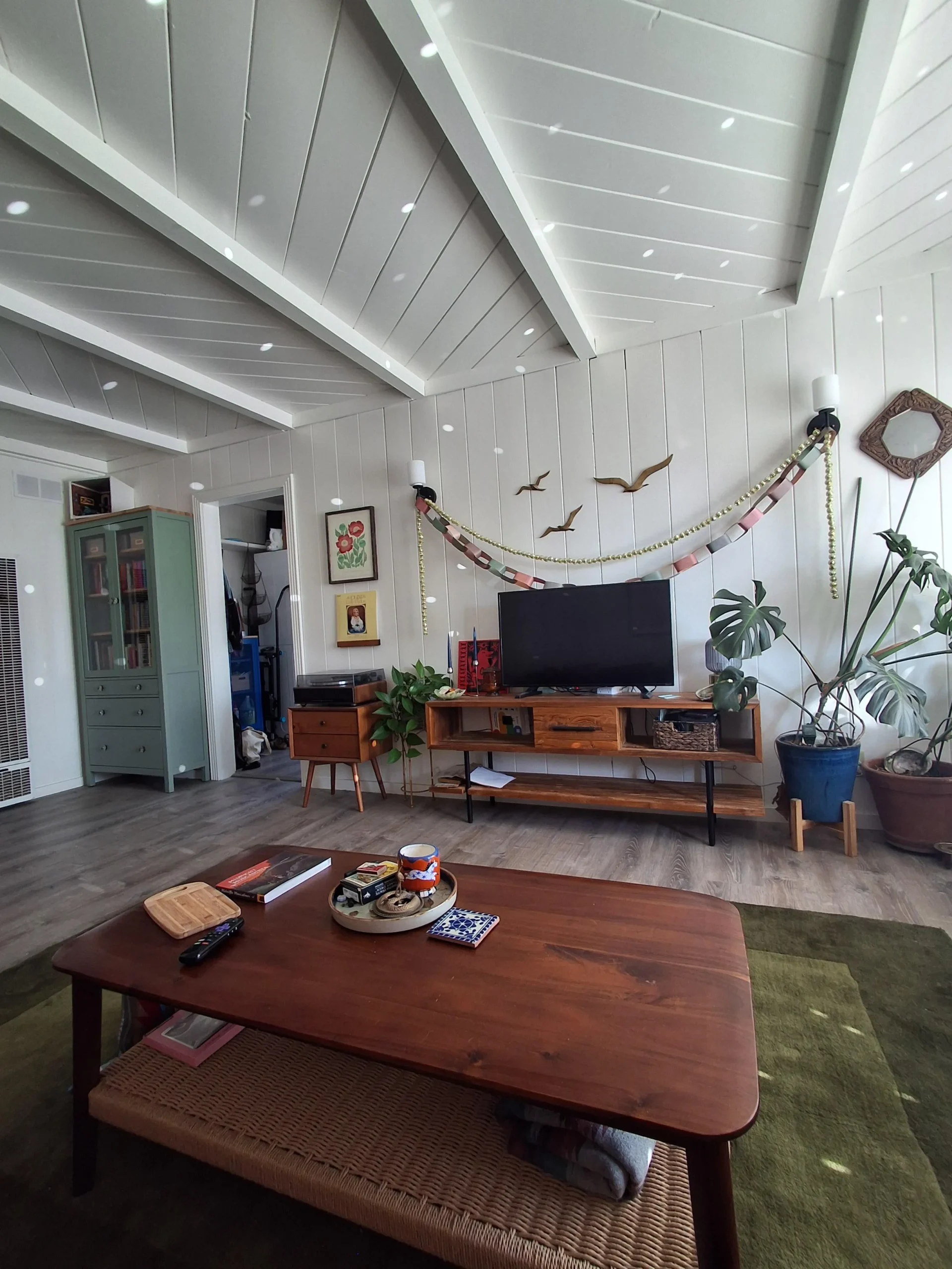 Arredare il primo appartamento: il filo verde che tiene insieme le stanze di questo bungalow sul mare