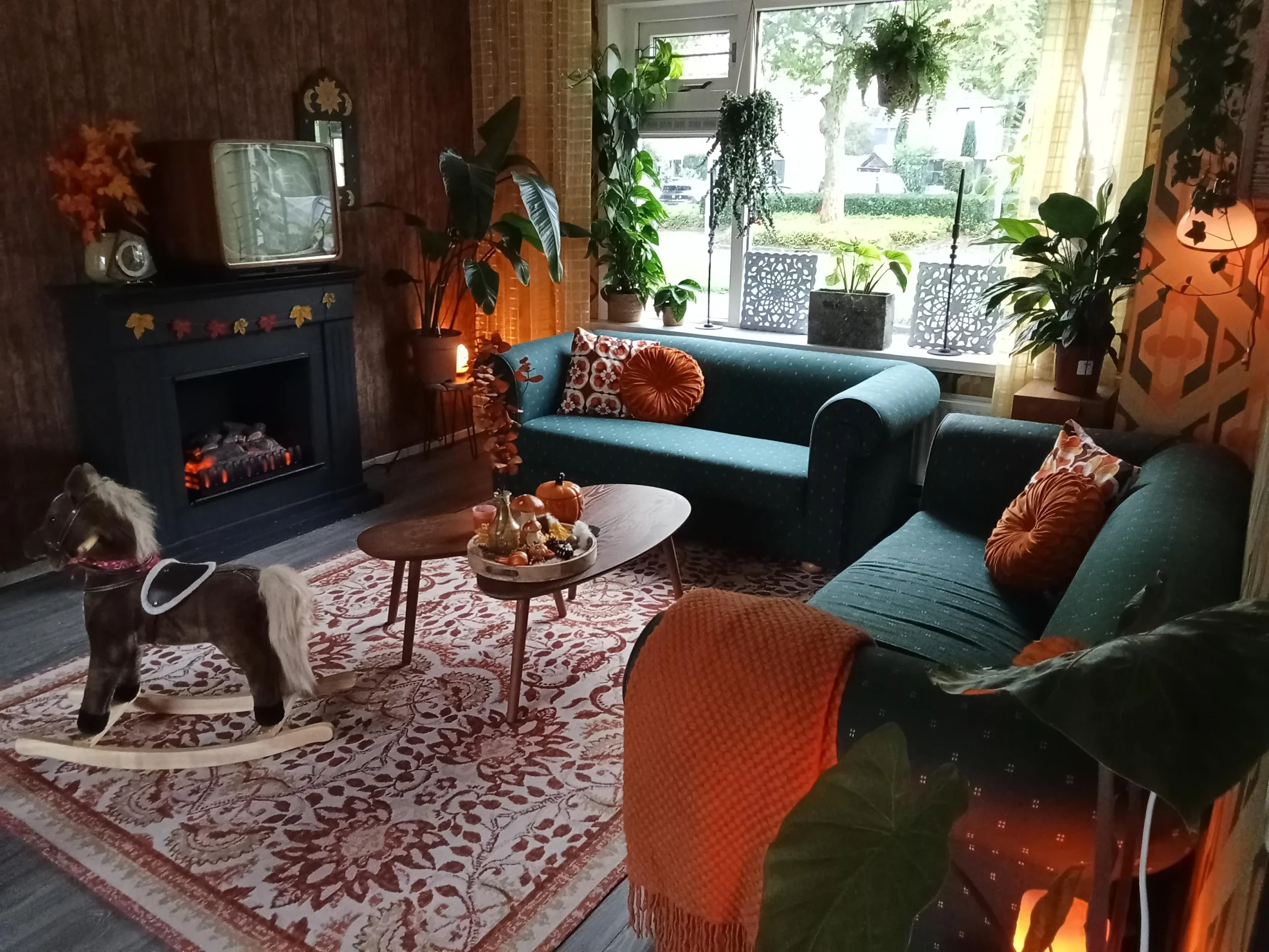 Arredare in stile vintage anni 50 60: il televisore d'epoca che data il soggiorno e ne detta palette e luce
