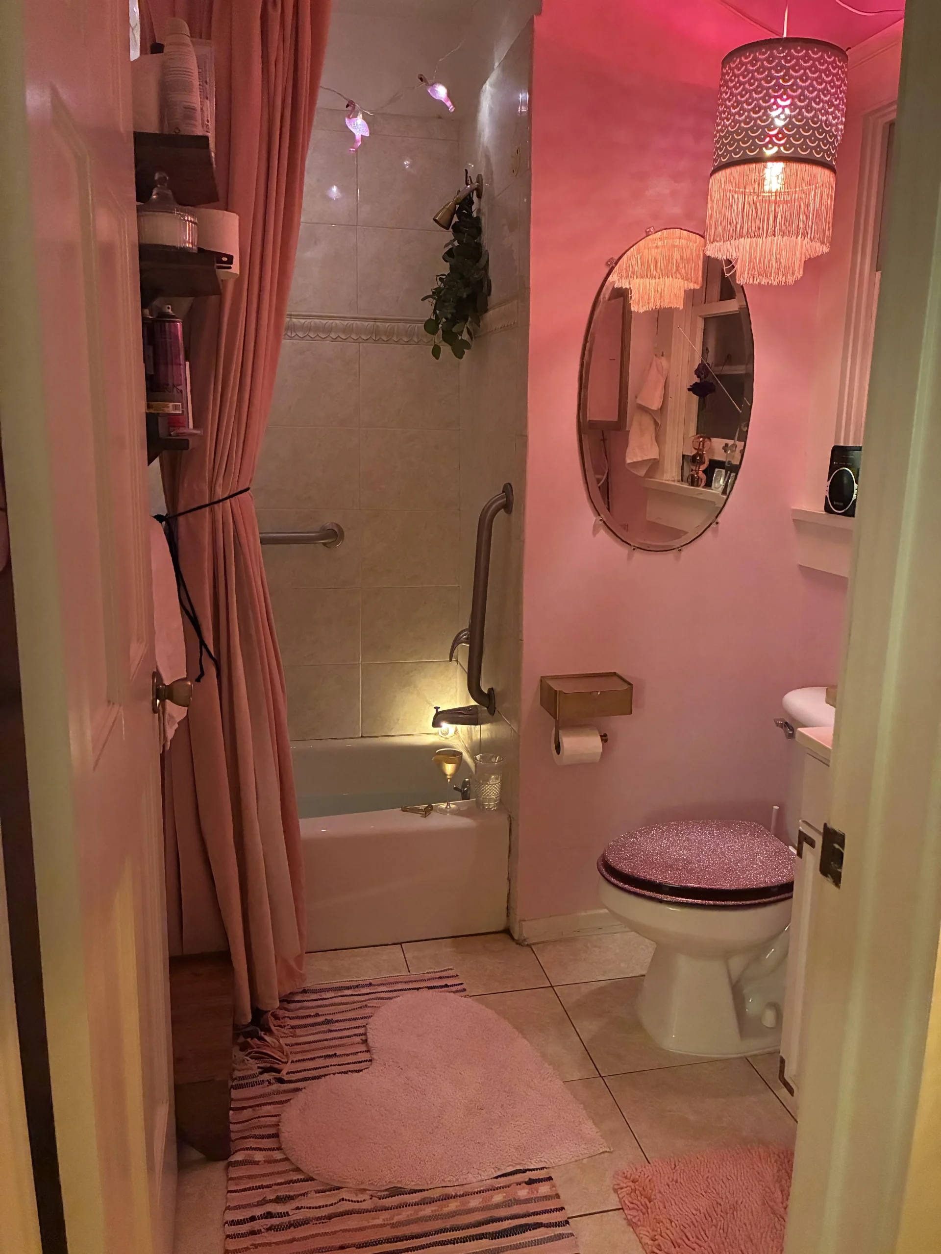 Bagno rosa in pochi metri: come far funzionare una palette tono su tono senza effetto giocattolo