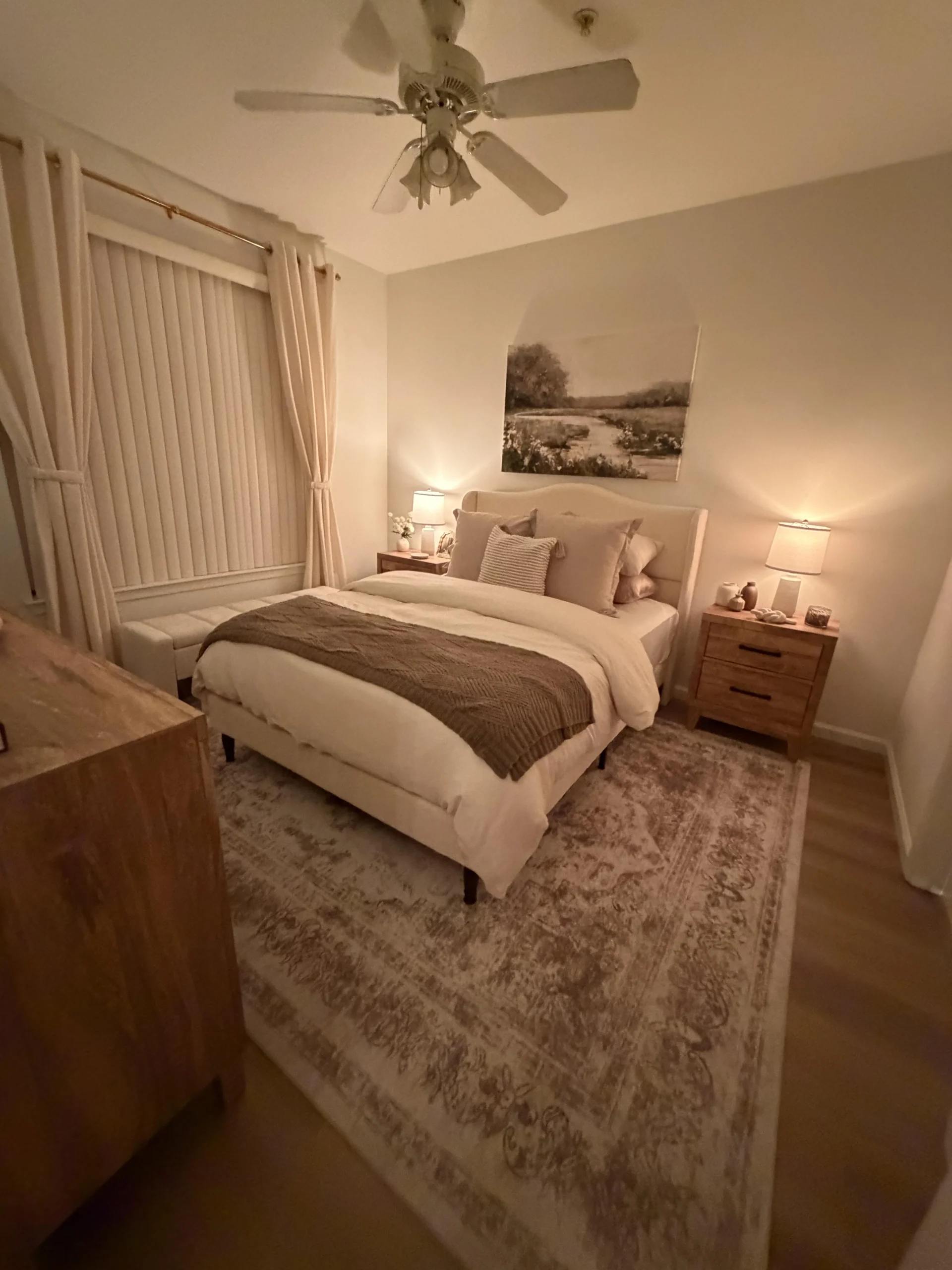 Camera da letto accogliente: la luce bassa e i tessili a strati contano più dei metri quadri