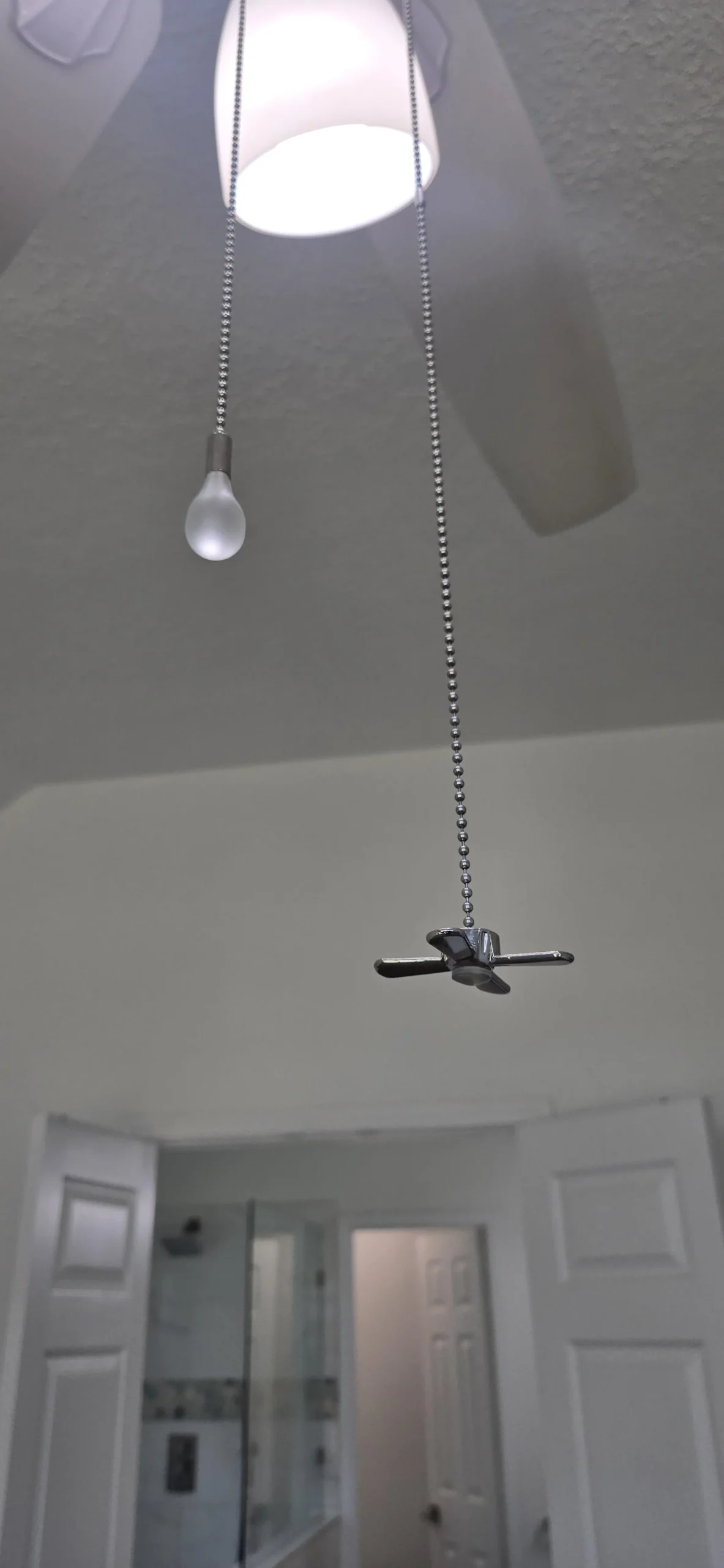 Catenelle ventilatore a soffitto: quale accende cosa? Il trucco del design che parla alle dita