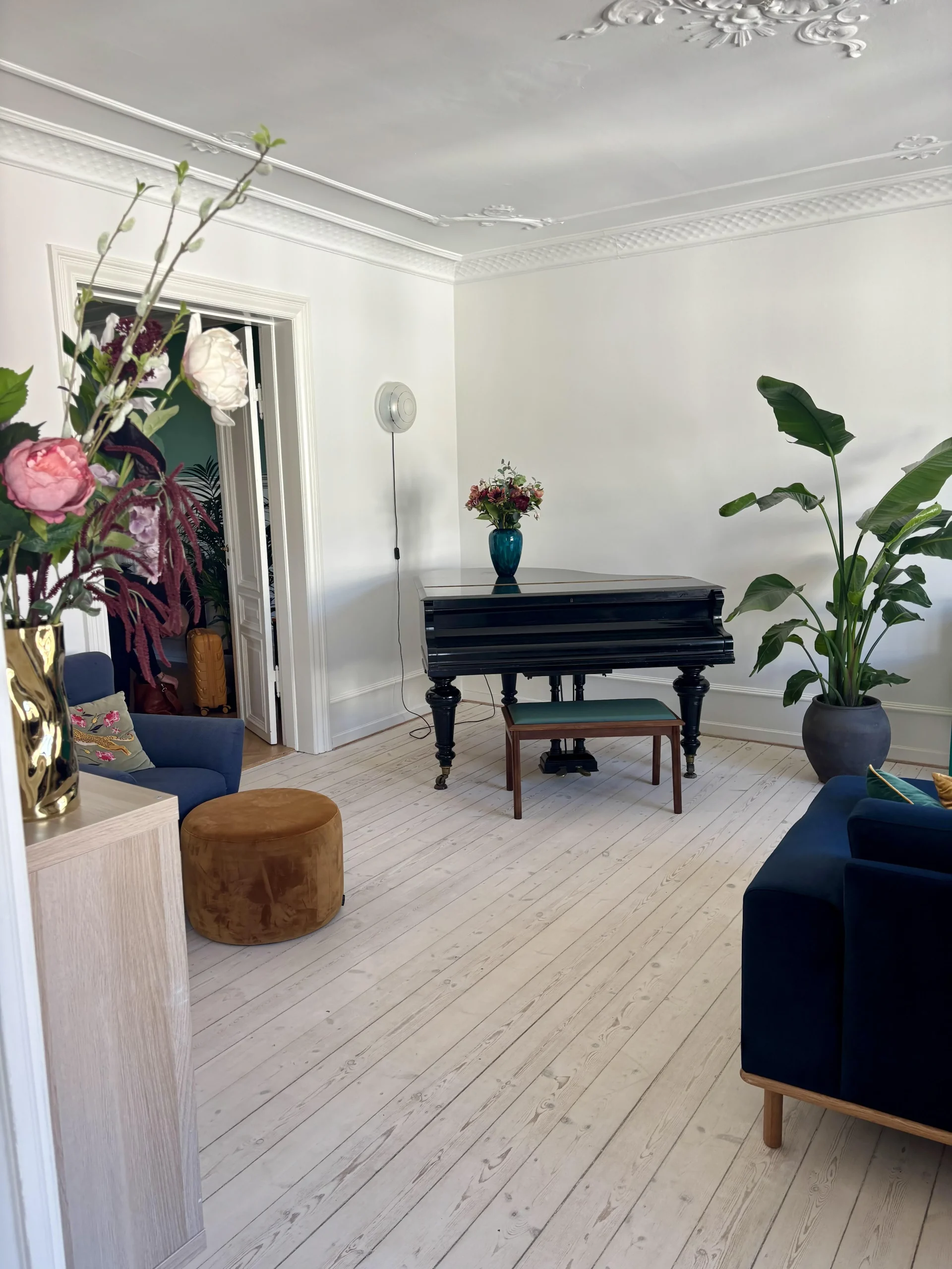 Come decorare i piani d'appoggio: la regola del vuoto in un soggiorno nordico con pianoforte