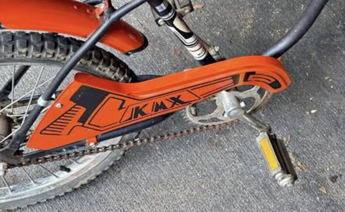 Copricatena bicicletta design: perché quella conchiglia arancione da cross è un pezzo progettato benissimo