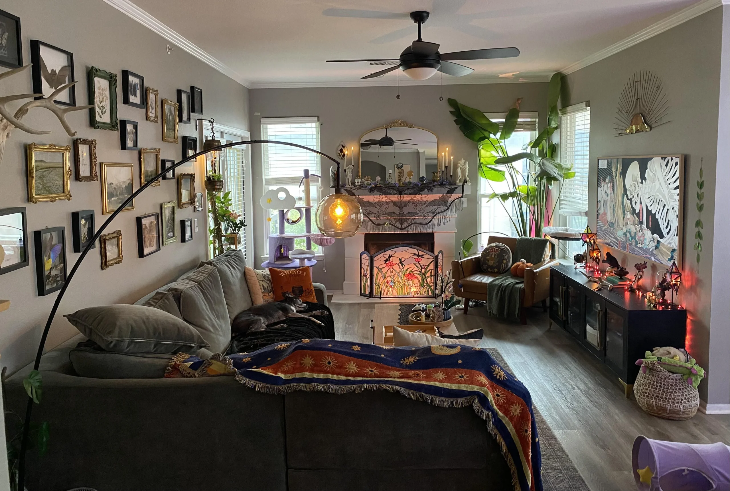 Decorare casa in autunno senza addobbi stagionali: il soggiorno eclettico che funziona dodici mesi