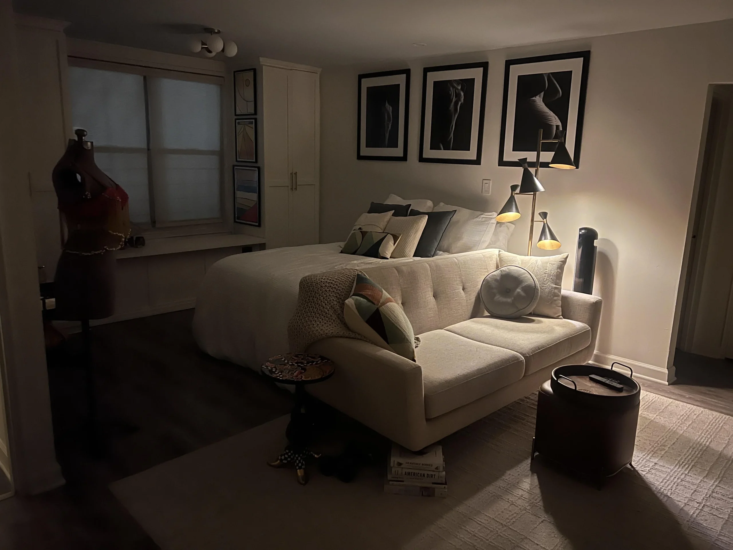 Dipingere il soffitto di un azzurro quasi invisibile: il quinto muro che alza un monolocale