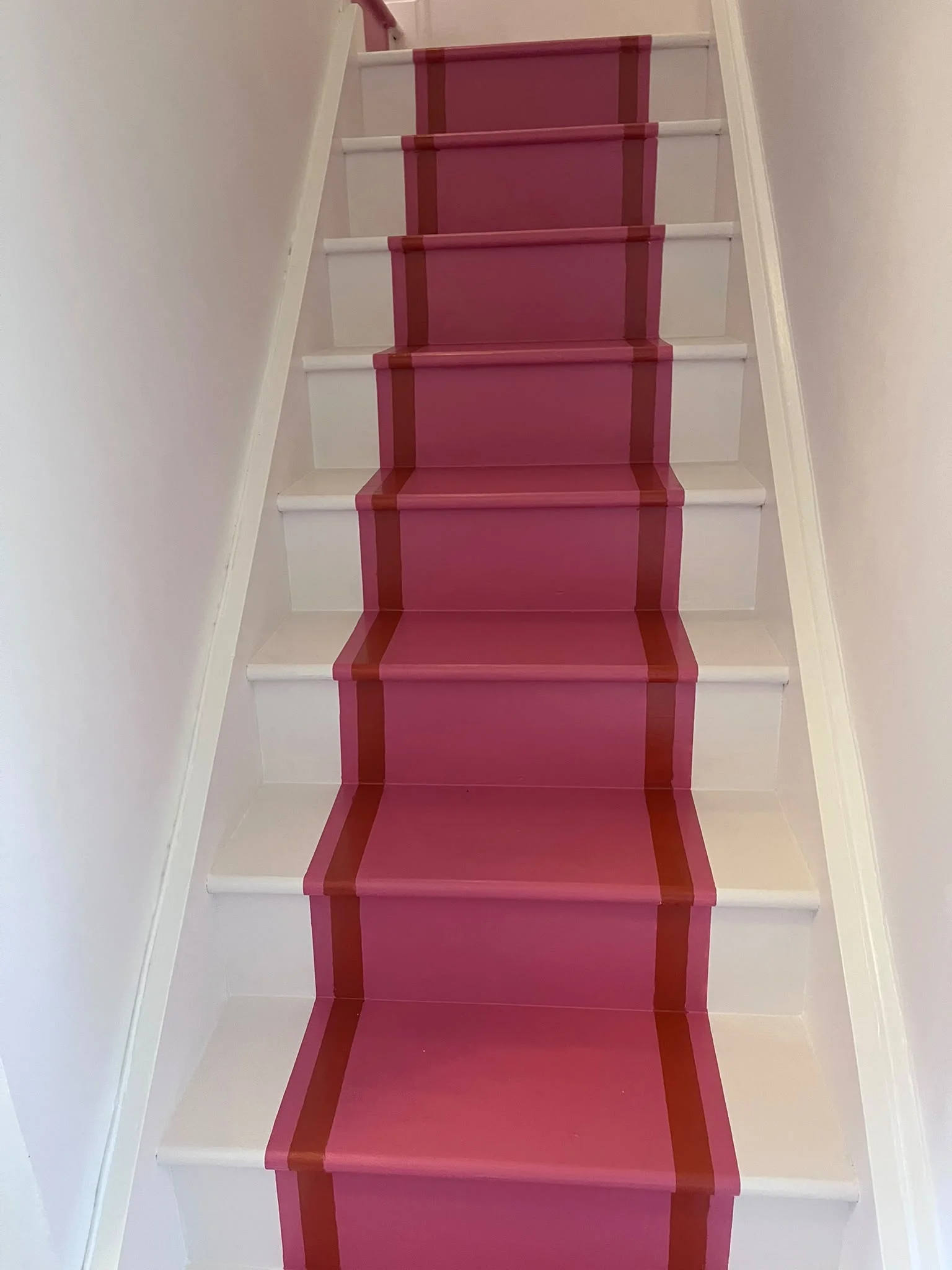 Dipingere le scale con un runner al posto della passatoia: geometria, colore e finiture antiscivolo