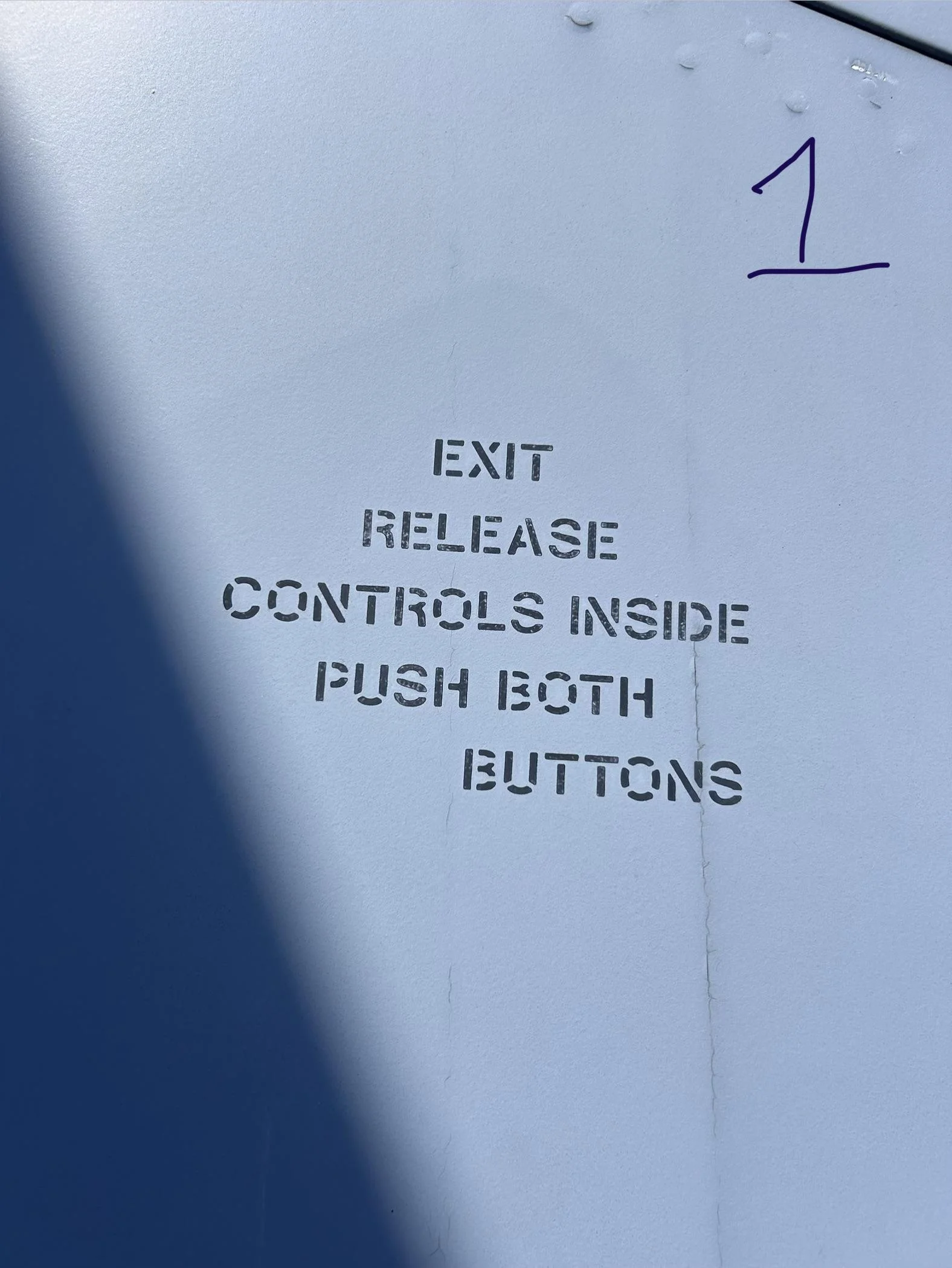 Font stencil militare: perché le lettere sulla fusoliera hanno i ponticelli e come si ricostruiscono