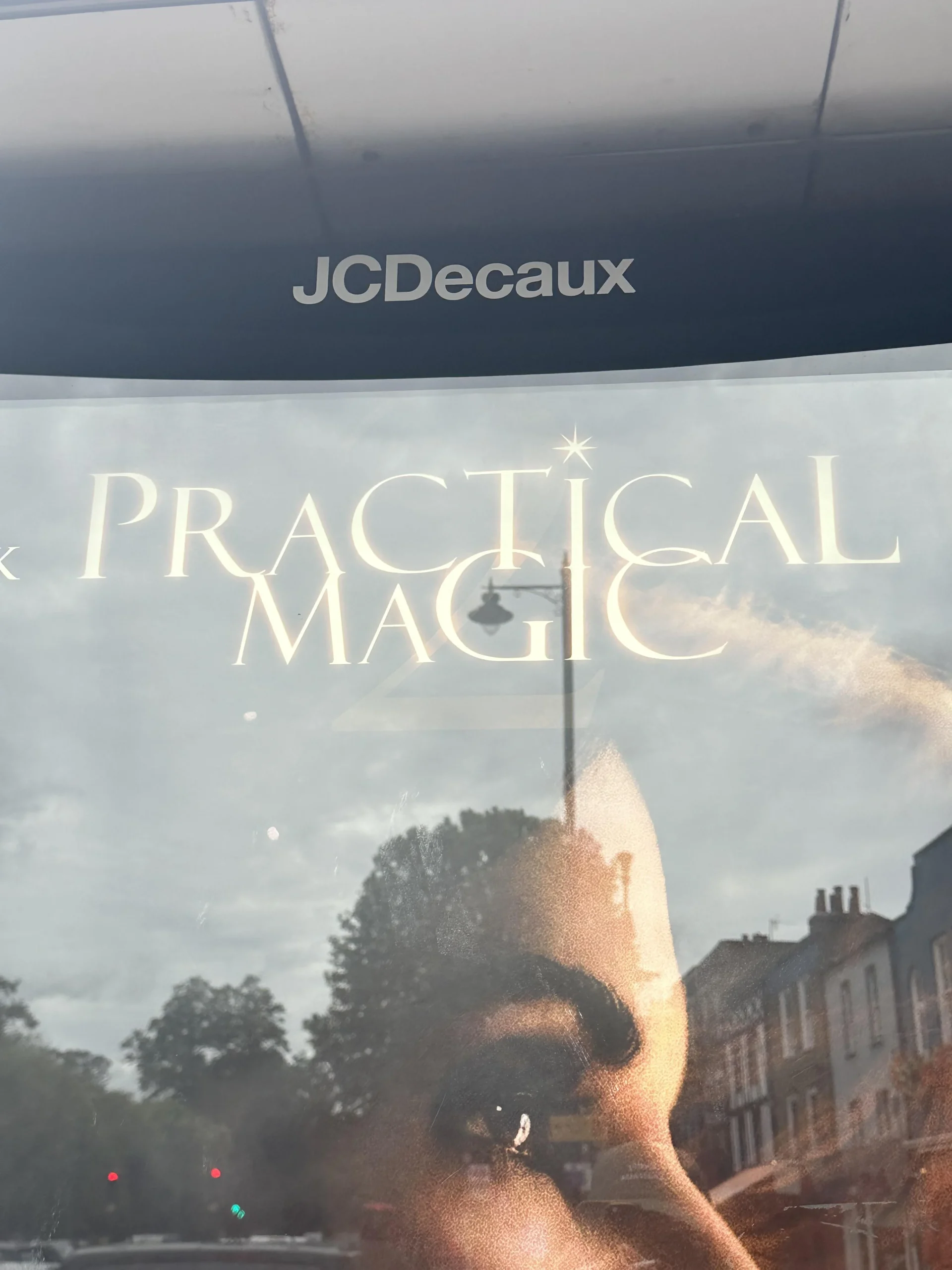 Il logo di Practical Magic 2 su un pannello JCDecaux: perché quelle lettere che ballano non convincono