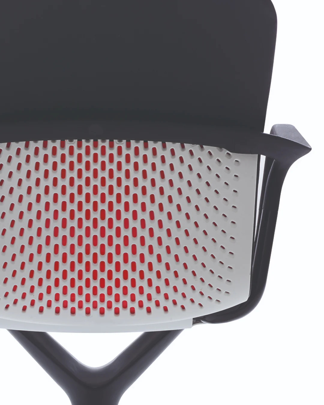 Keyn Chair di Herman Miller: la storia del guscio traforato che si flette con il corpo