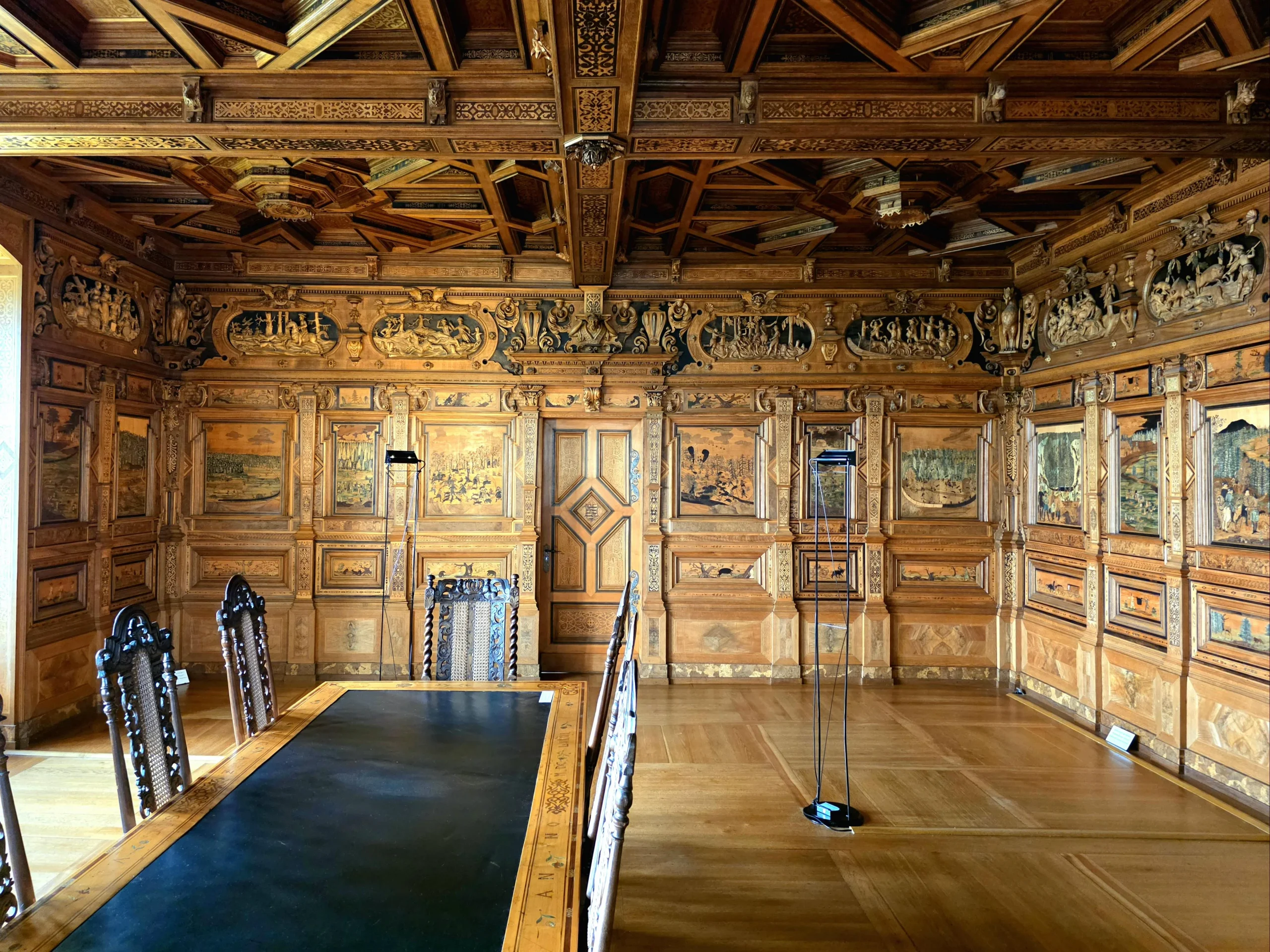 La sala intarsiata della Veste Coburg: la stanza senza un grammo di colore