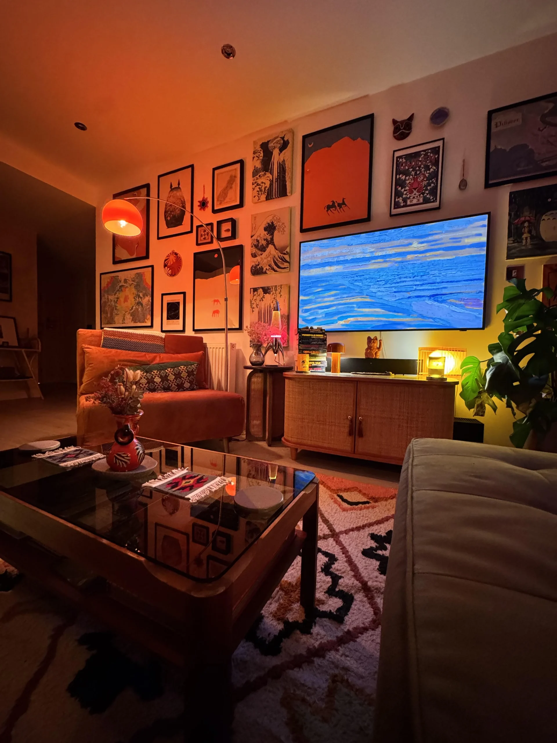 Pittura a calce pareti: sono le lampade basse a decidere come vive la texture