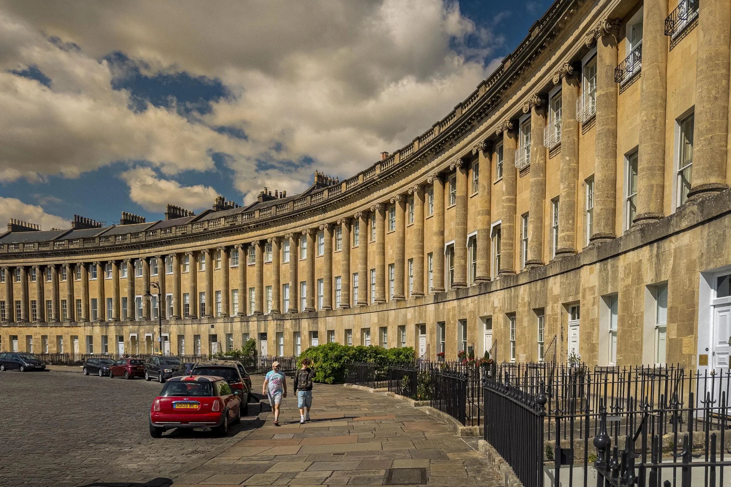 Royal Crescent di Bath: la facciata venduta a metri e la porta gialla che sfidò la città