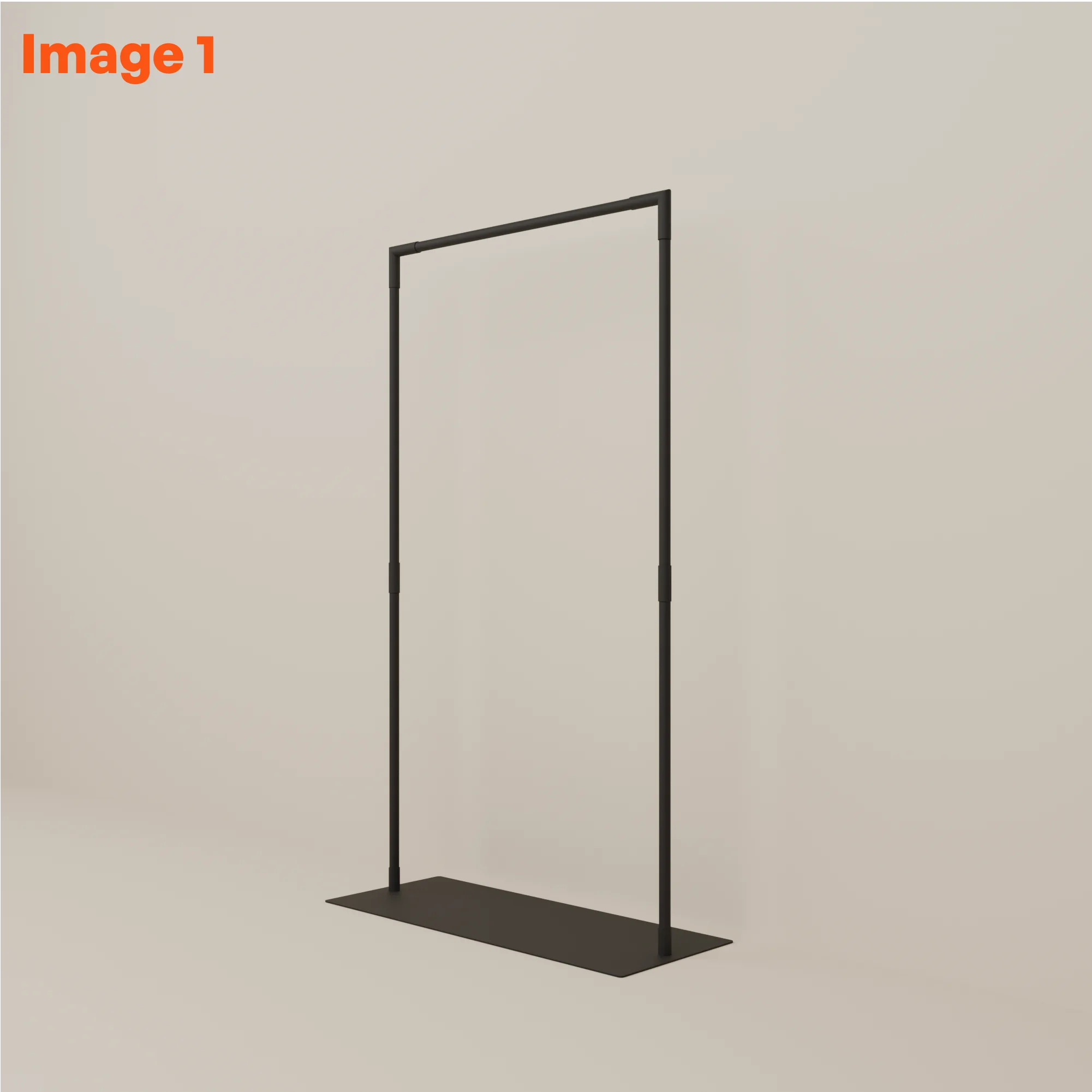 Spigoli vivi o angoli arrotondati nel design: la lezione di uno stender minimalista in tubo nero
