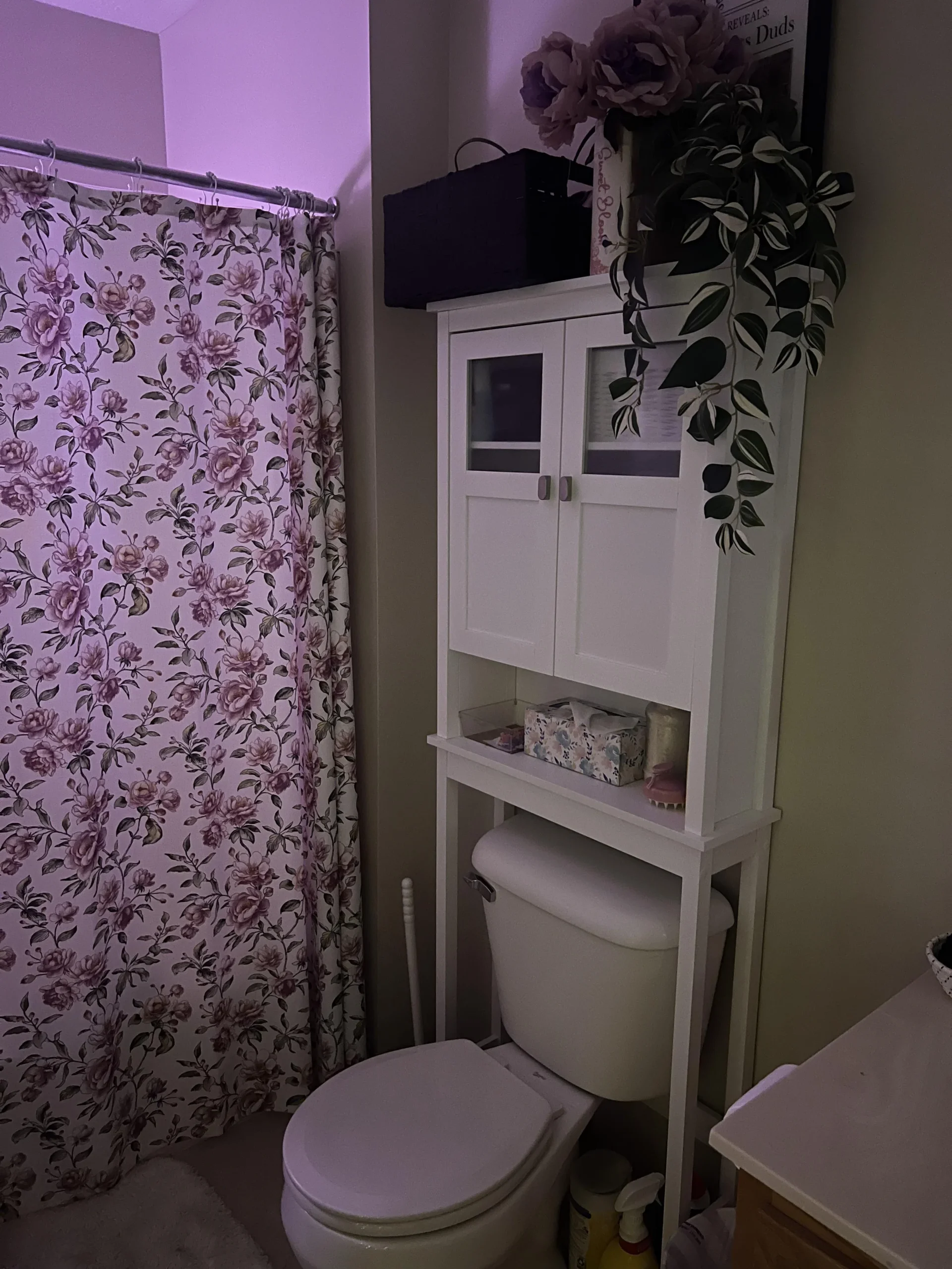 Arredare il bagno come un salotto: fiori, luce lilla e tessili coordinati per un piccolo rifugio da sitcom