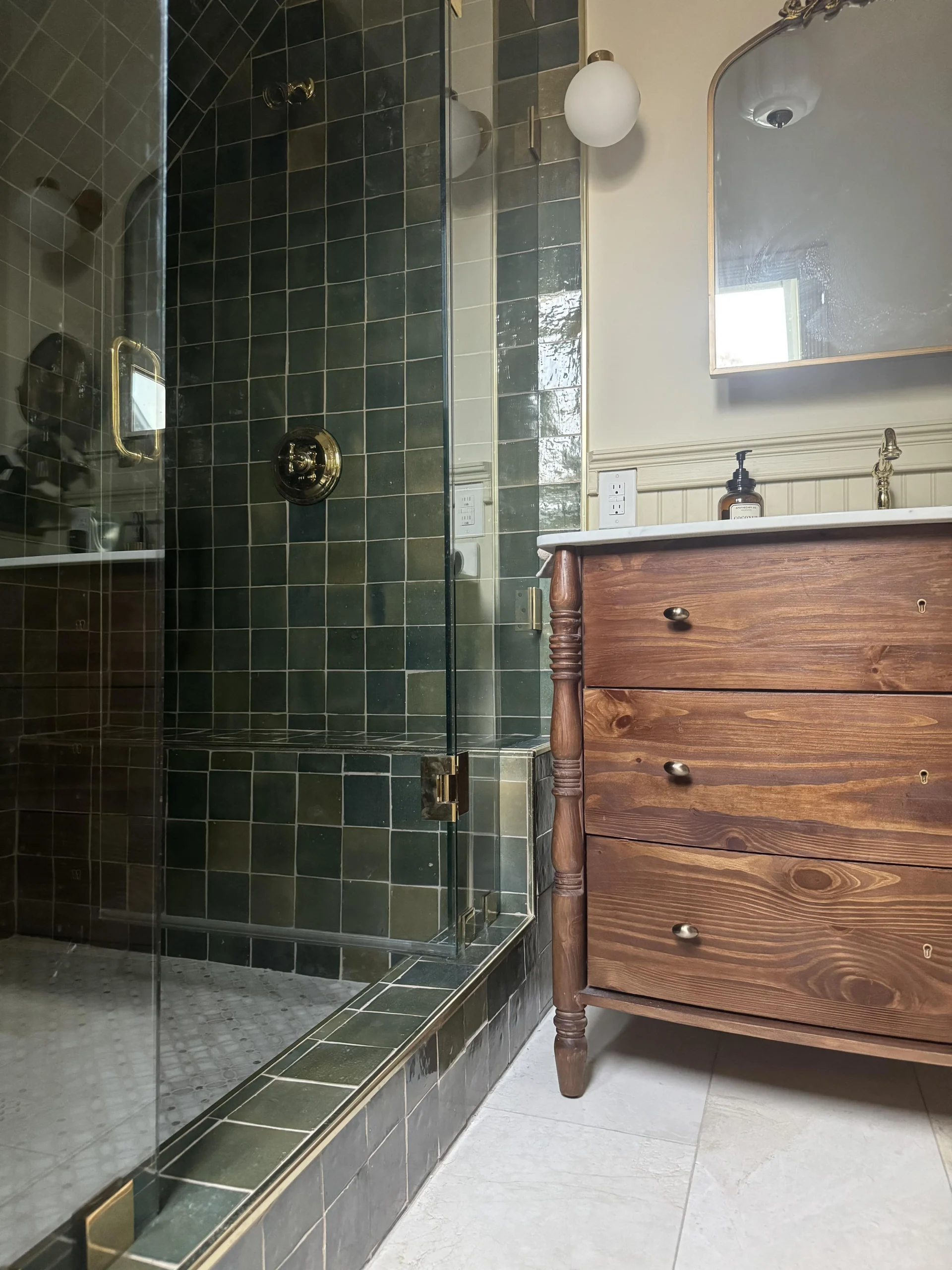 Bagno piccolo senza vasca: zellige verde, ottone e un comò antico trasformato in mobile lavabo