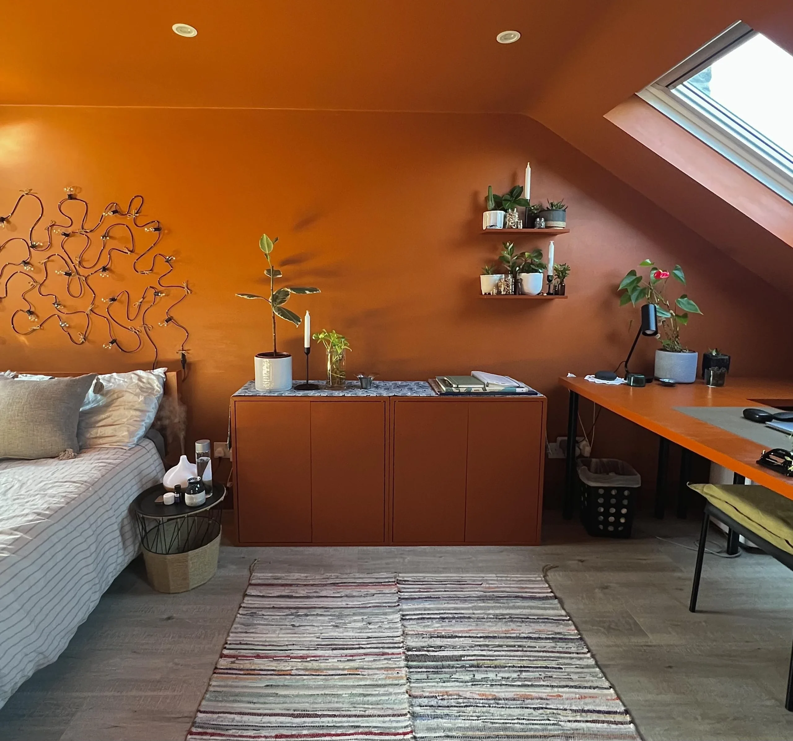 Color drenching terracotta: perché la stanza sembra vuota e i cinque strati che la chiudono