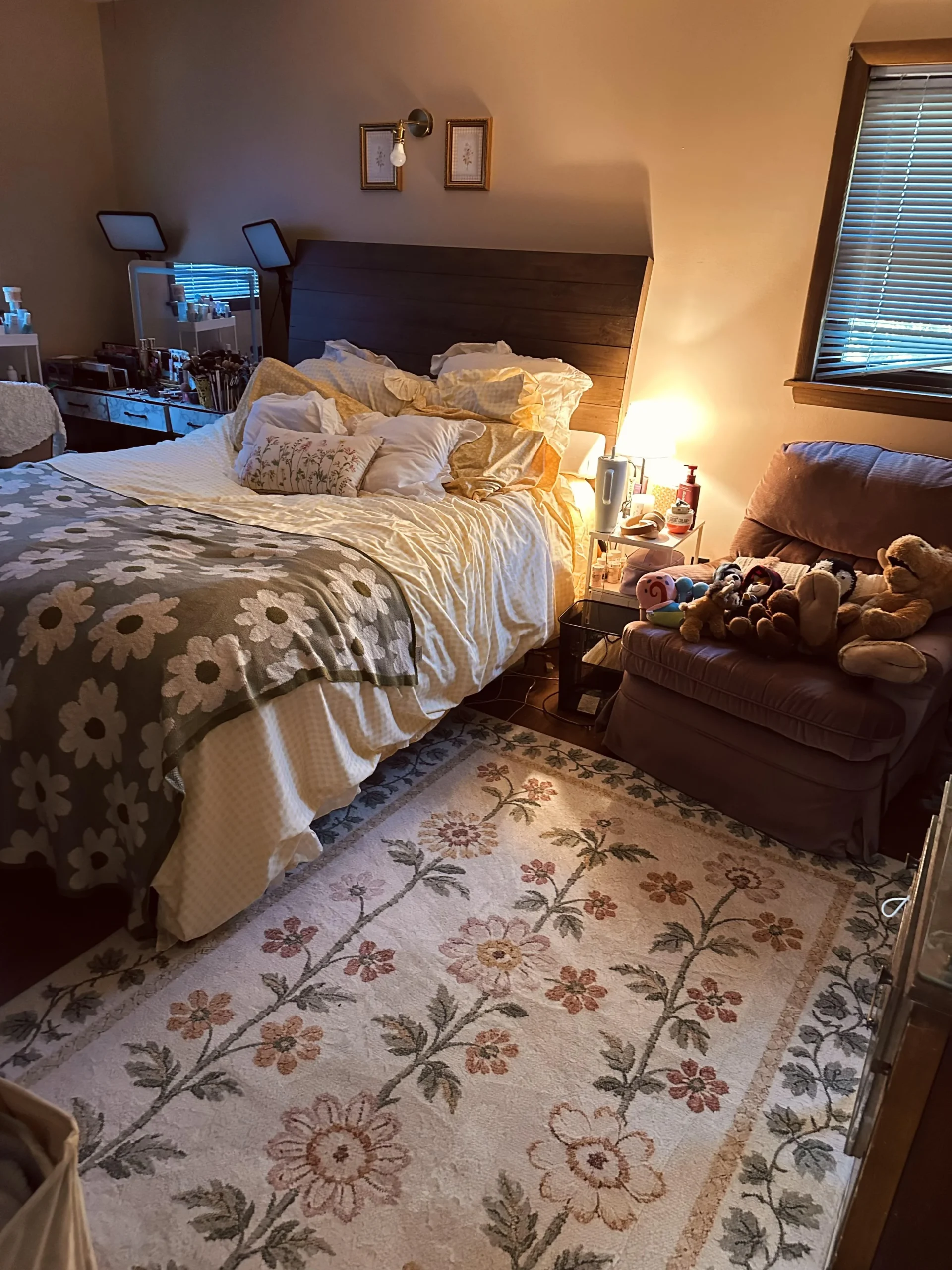 Come far sembrare ordinata la camera da letto: le tre superfici da tenere libere e quelle da riempire