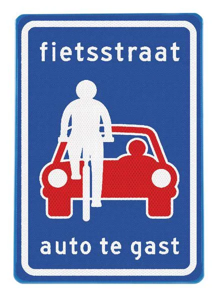 Fietsstraat, la strada ciclabile olandese dove l’auto è ospite: perché funziona l’asfalto rosso e non il cartello