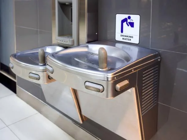 Fontanelle pubbliche design: perché il getto è inclinato e cosa rende davvero usabile un erogatore