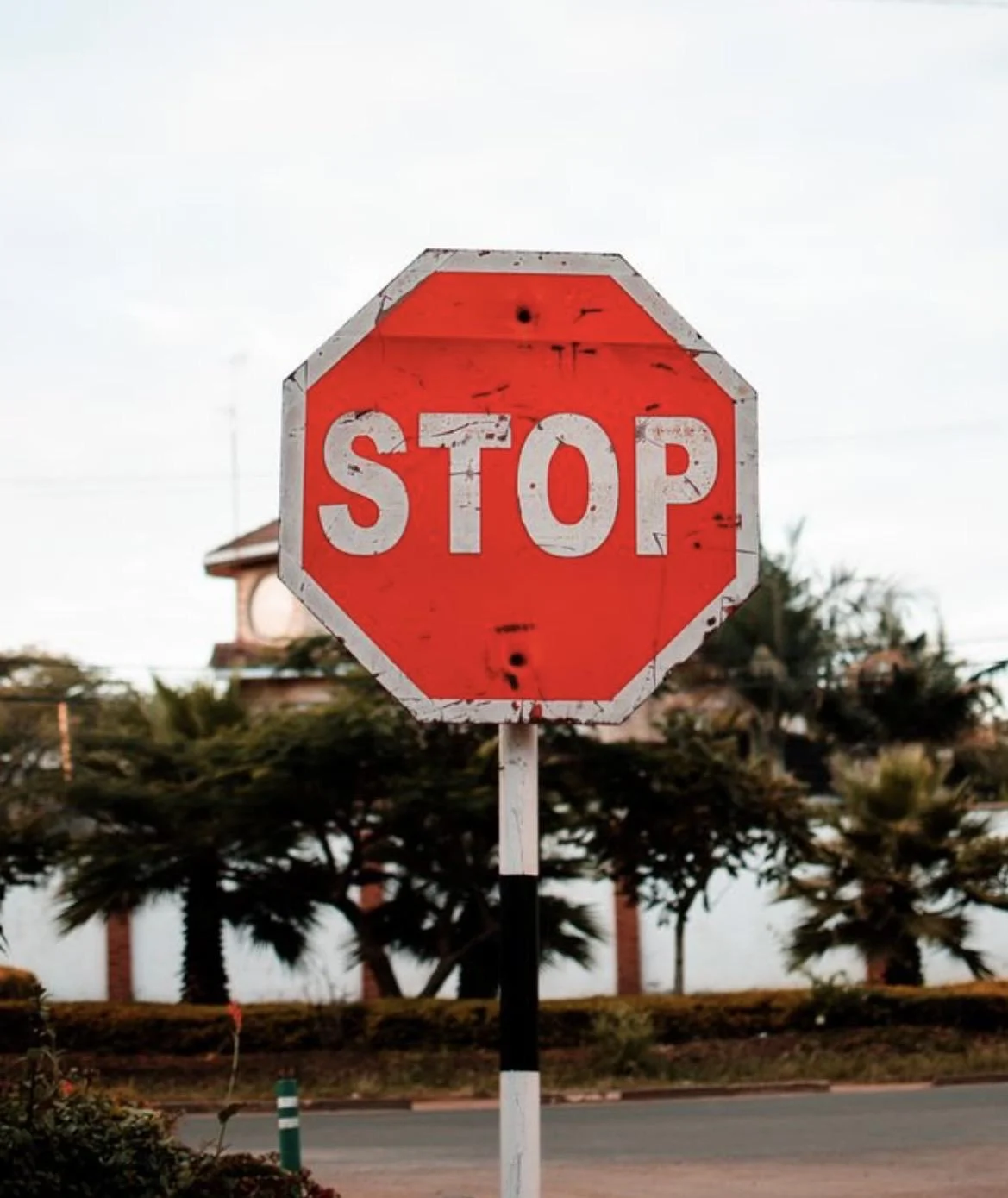 Perché il segnale di stop è ottagonale: la forma che si riconosce anche al buio e da dietro