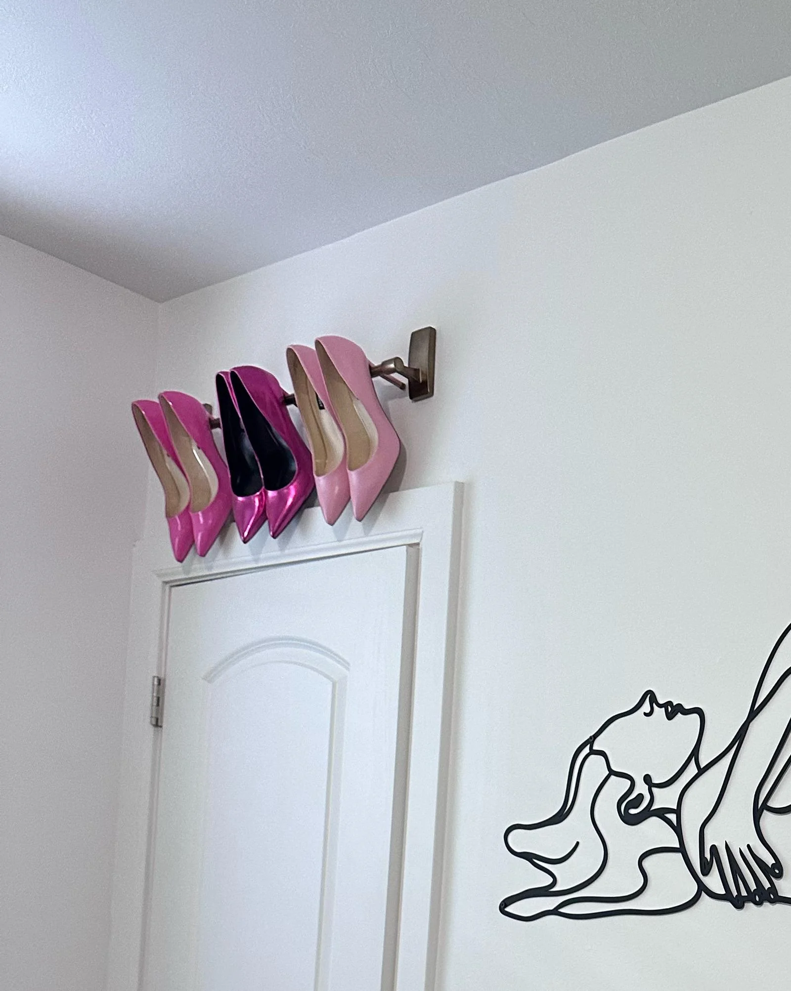 Scarpe esposte sopra la porta: la camera che cambia abito, dal rosa alla stampa leopardata in arredamento