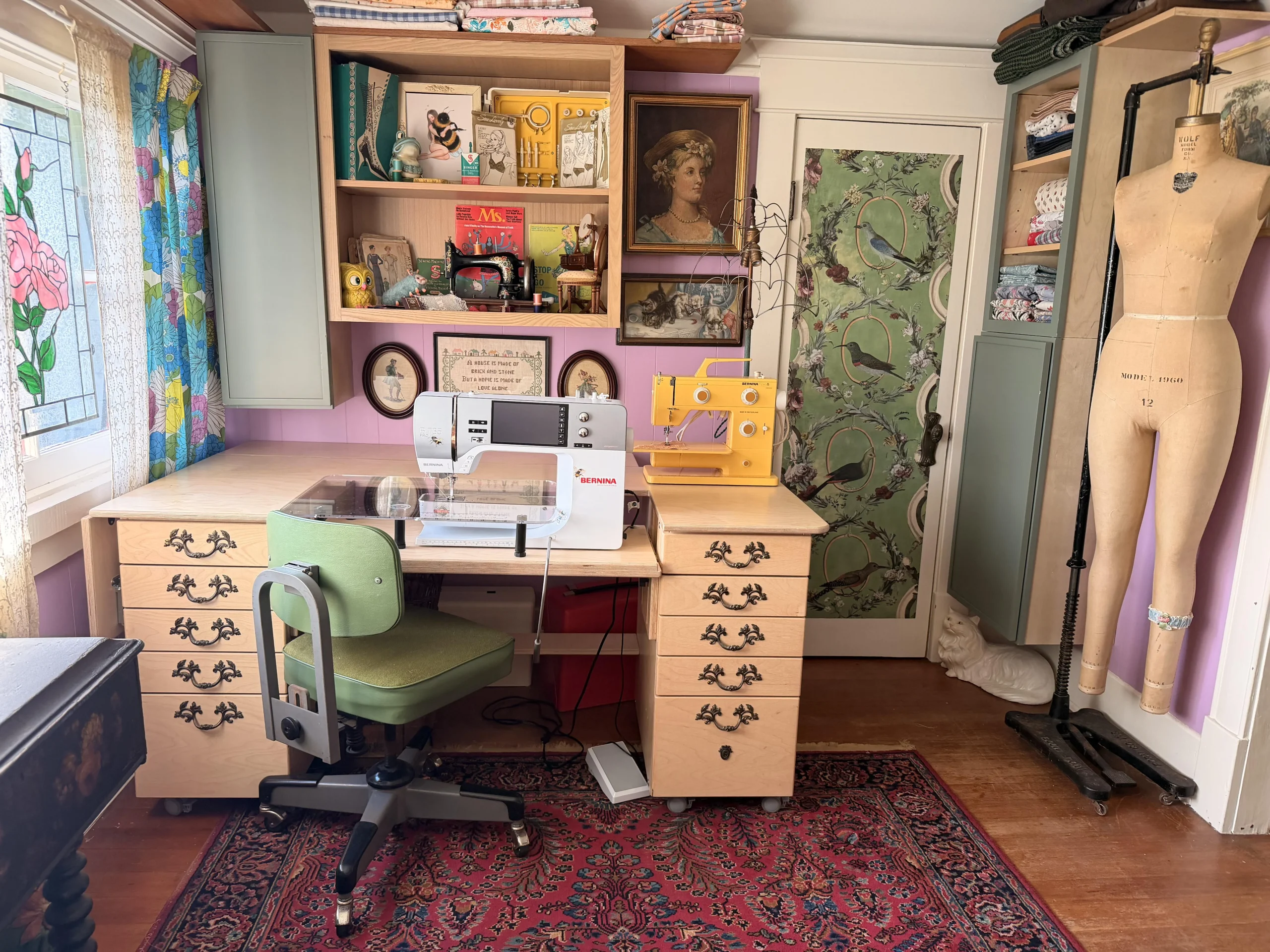 Stanza cucito vintage: come organizzare il laboratorio creativo in casa, anche in mansarda, con mobili usati