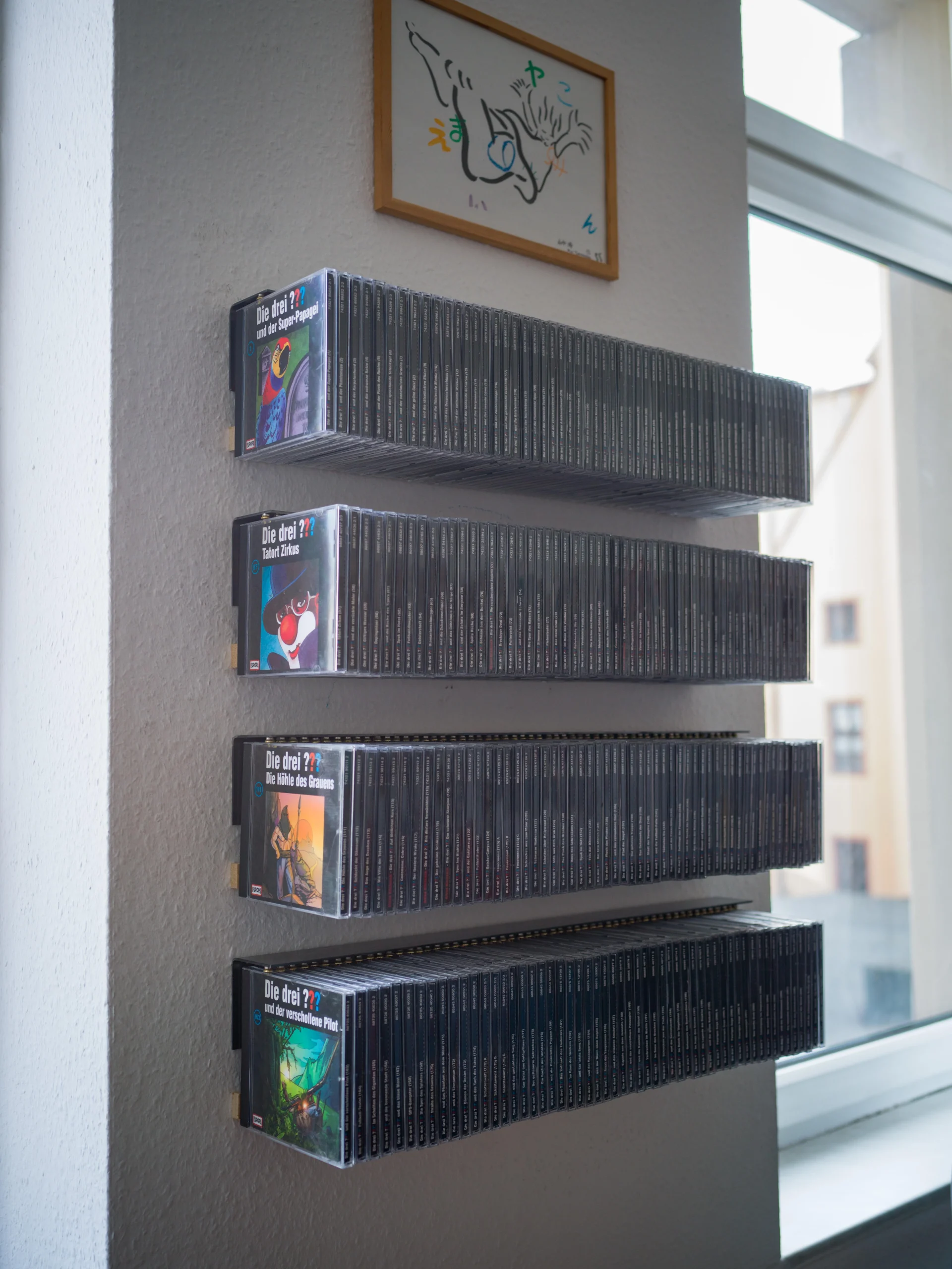 Storia del jewel case CD: perché quella scatoletta da 142 mm funziona anche appesa al muro